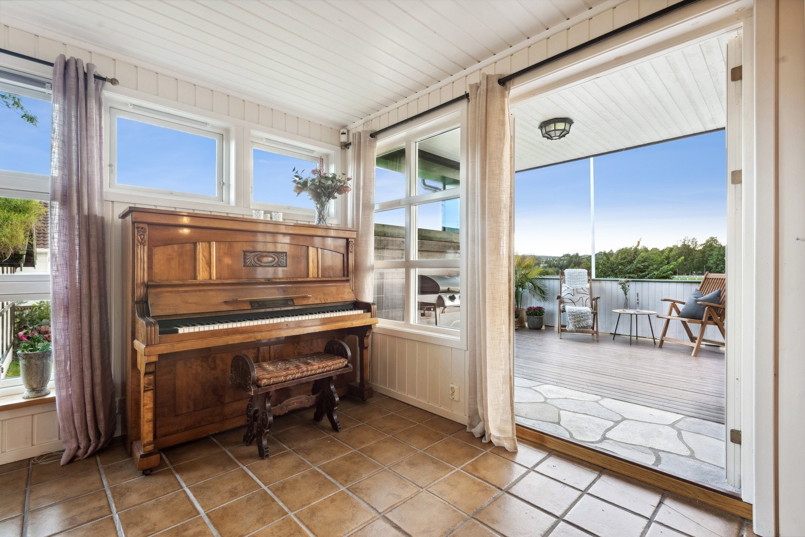 Fra spisestuen er det utgang til den vestvendte terrassen, som er på ca. 25 kvm. Fra terrassen er det trapp ned til hagen. Galleribilde