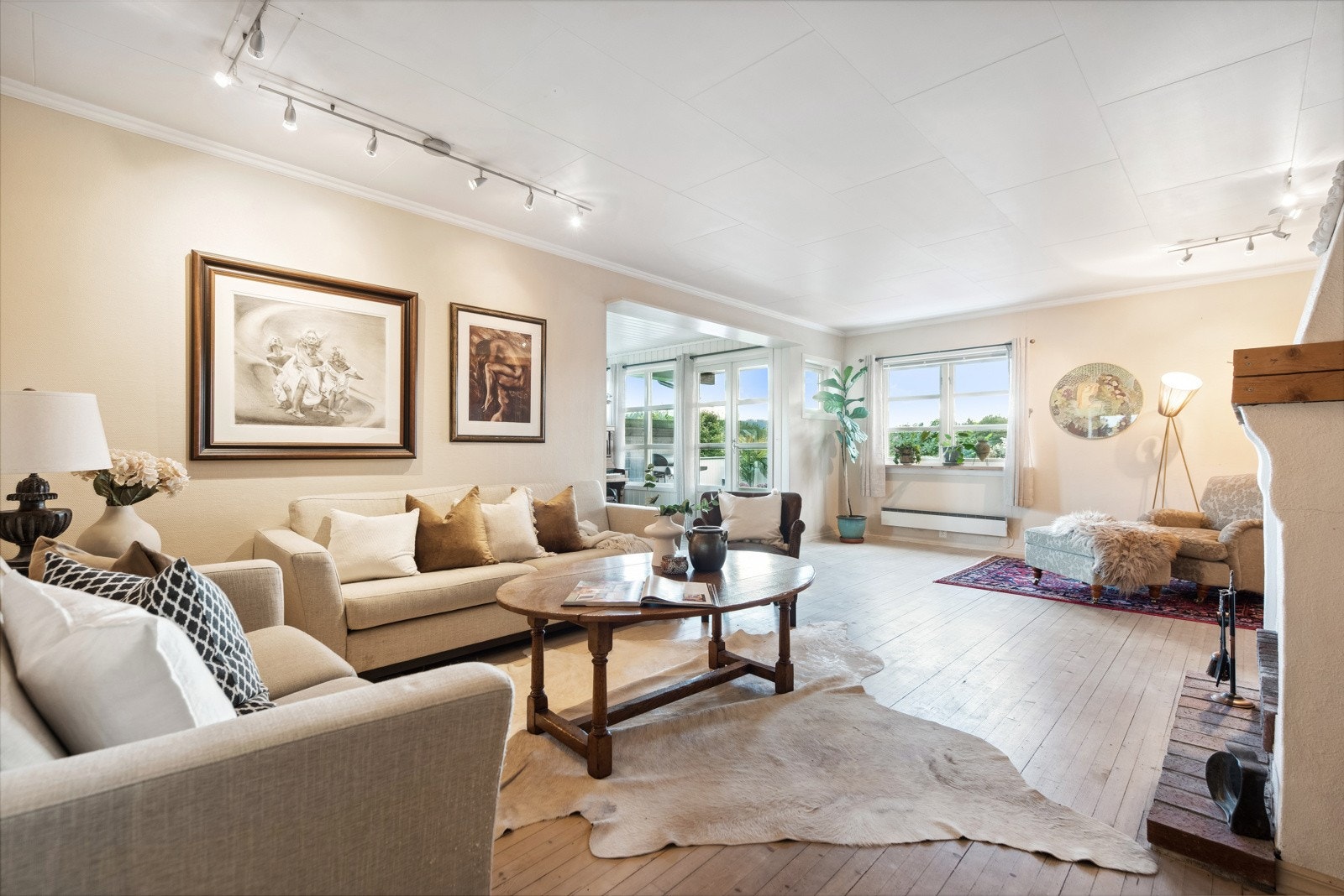 Boligen har en generøs planløsning, med flere stuer og koselige oppholdsrom Galleribilde