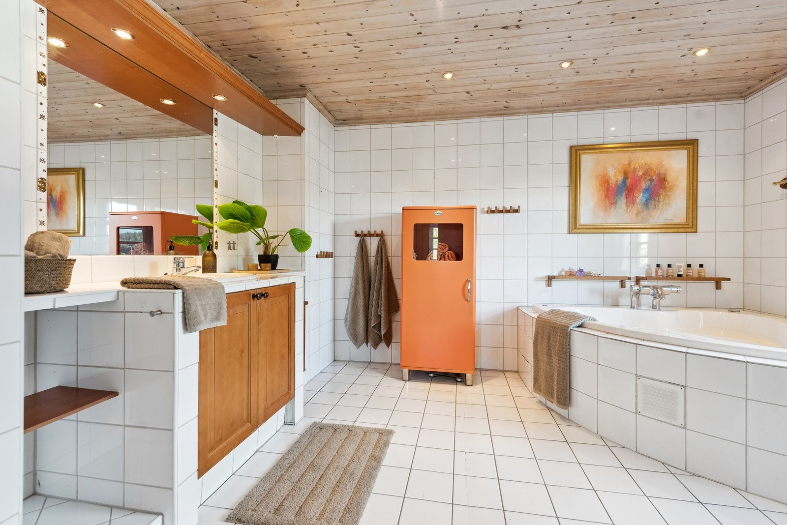 Stort bad i 2. etasje. Badet bør pusses opp for å tåle bruk etter dagens standard Galleribilde