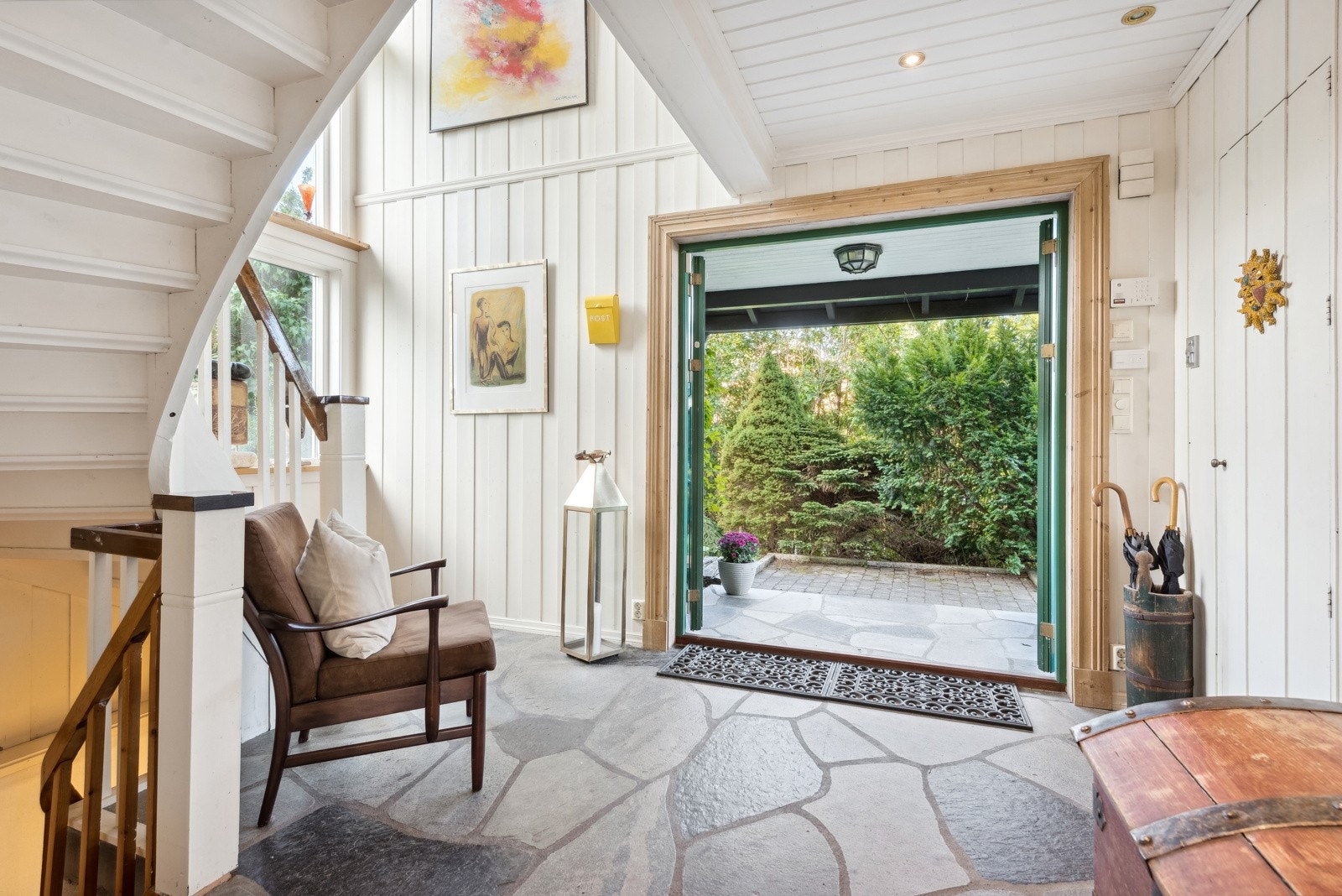 Tofløyet inngangsdør fører inn i en romslig entré med skifterlagt dekke Galleribilde