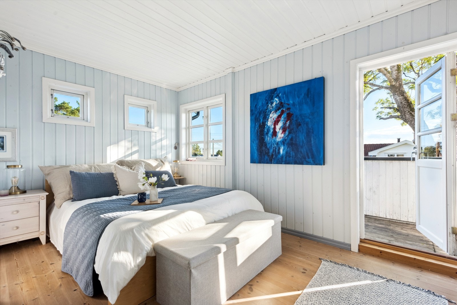 I 2. etasje ligger det tre soverom. Hovedsoverommet er meget koselig, og har egen utgang til den sydvendte balkongen Galleribilde