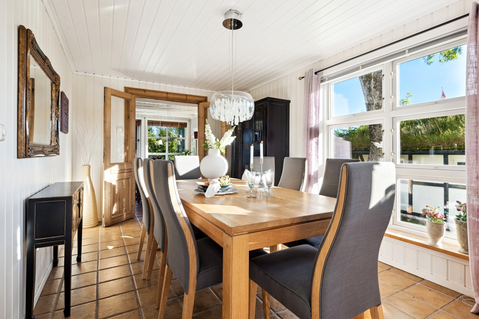 Fra stuene er det adkomst til den åpne og fine spisestuen Galleribilde