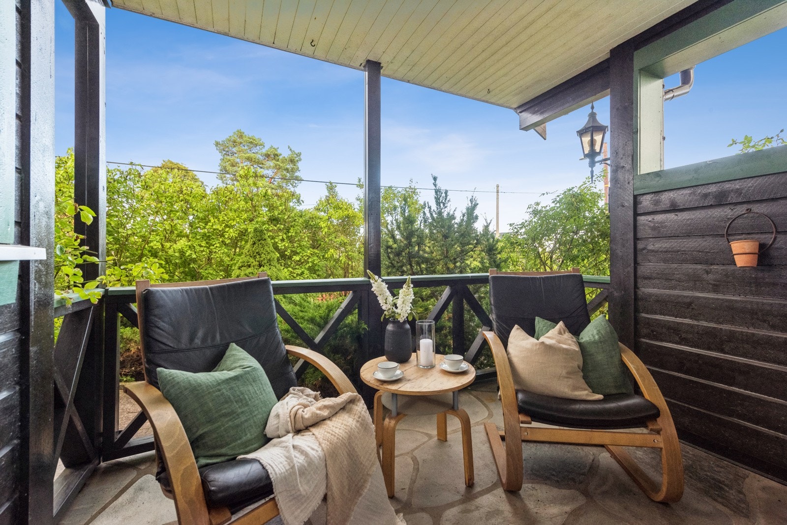 Fra spisekroken er det utgang til en frokostterrasse med morgensol og skiferdekke. Terrassen er på ca. 6 kvm. Galleribilde