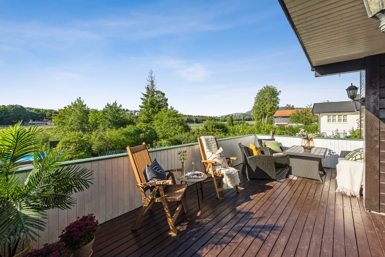 Terrassen er luftig og åpen, med flott utsikt Galleribilde