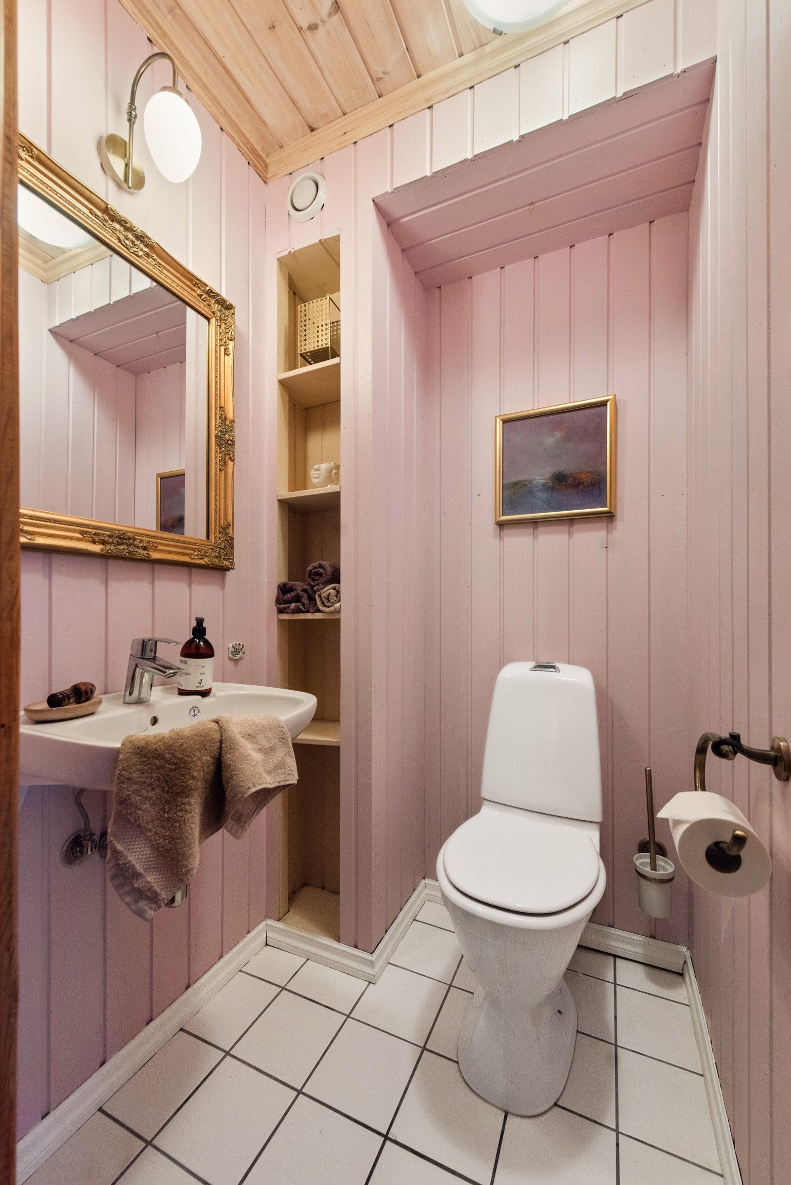 Det er tre toalettrom i boligen, ett i hver etasje Galleribilde