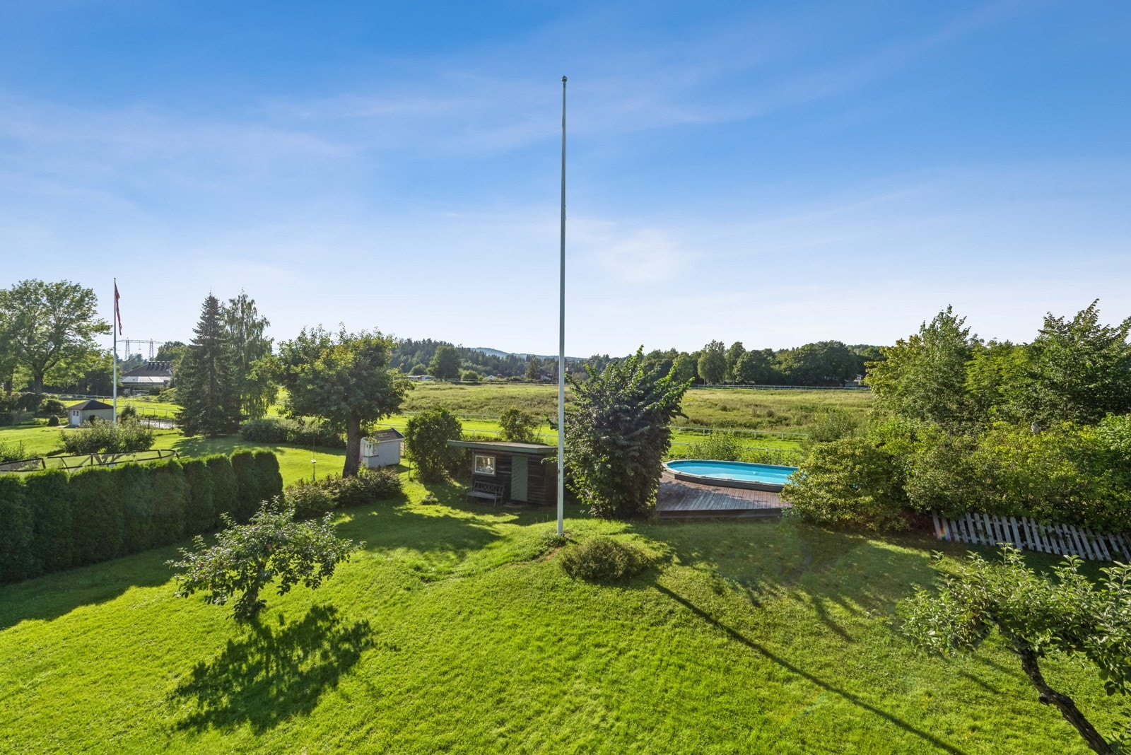 Boligen har en nydelig og idyllisk hage, med bassengområde Galleribilde