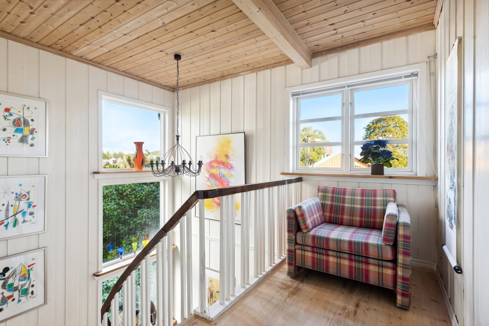 Trapperommet har generøs takhøyde og vindusflater fra gulv til tak Galleribilde