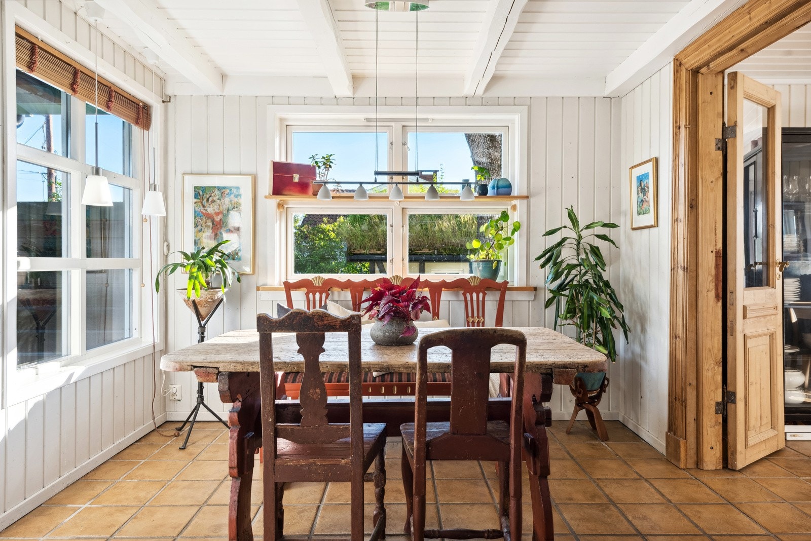 Original tofløyet dør er også å finne mellom spisestuen og spisekroken ved kjøkkenet Galleribilde