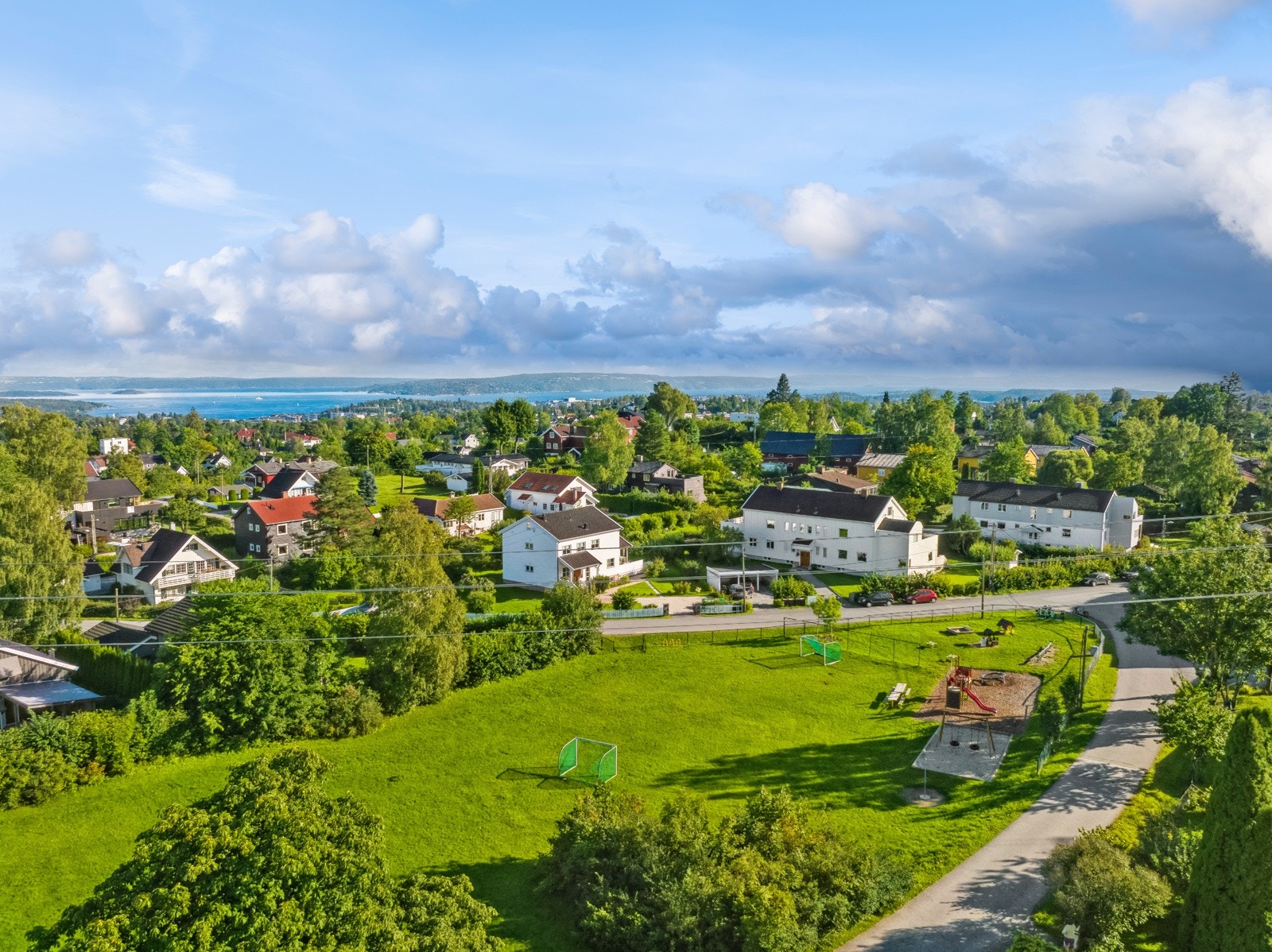 Eiendommen har gangavstand til Eikeli barneskole og Østerås ungdomsskole, som boligen sogner til Galleribilde