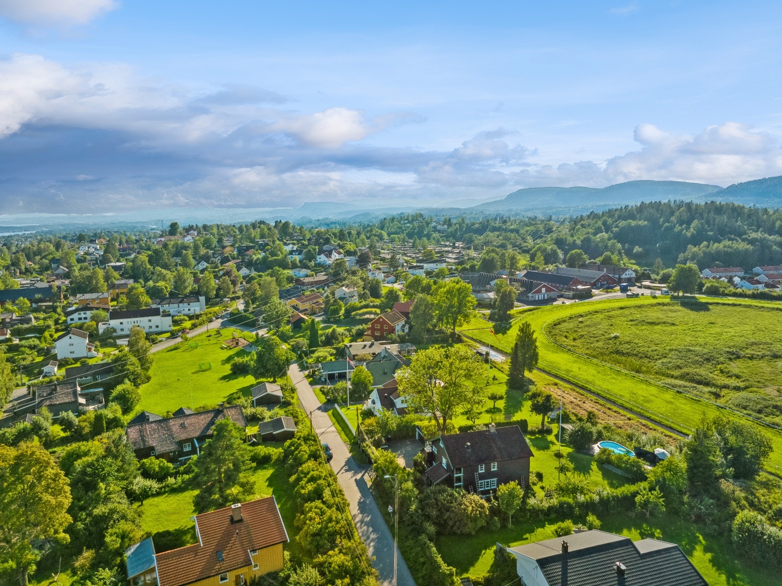 Boligen ligger i et særdeles rolig, barnevennlig og meget ettertraktet villaområde på Øvre Jar, med Øvrevoll galoppbane som nærmeste nabo Galleribilde