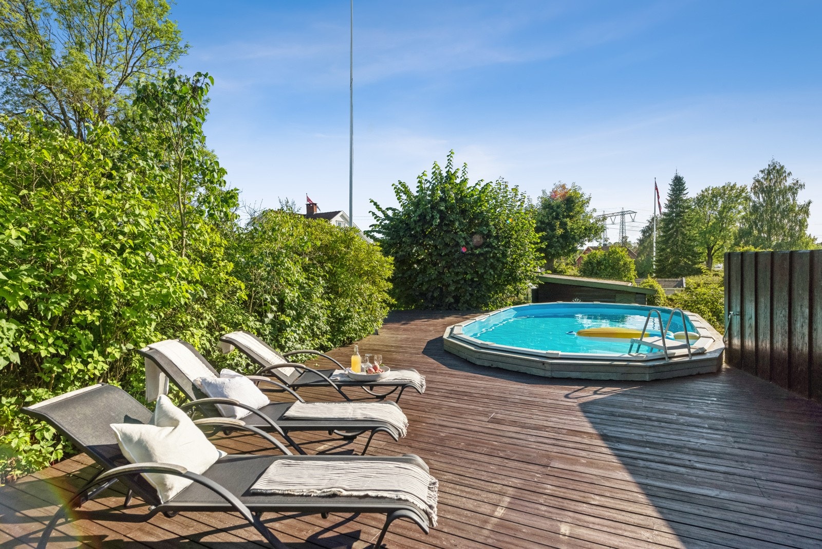 På sommertid er det sol fra tidlig til solnedgang i hagen Galleribilde