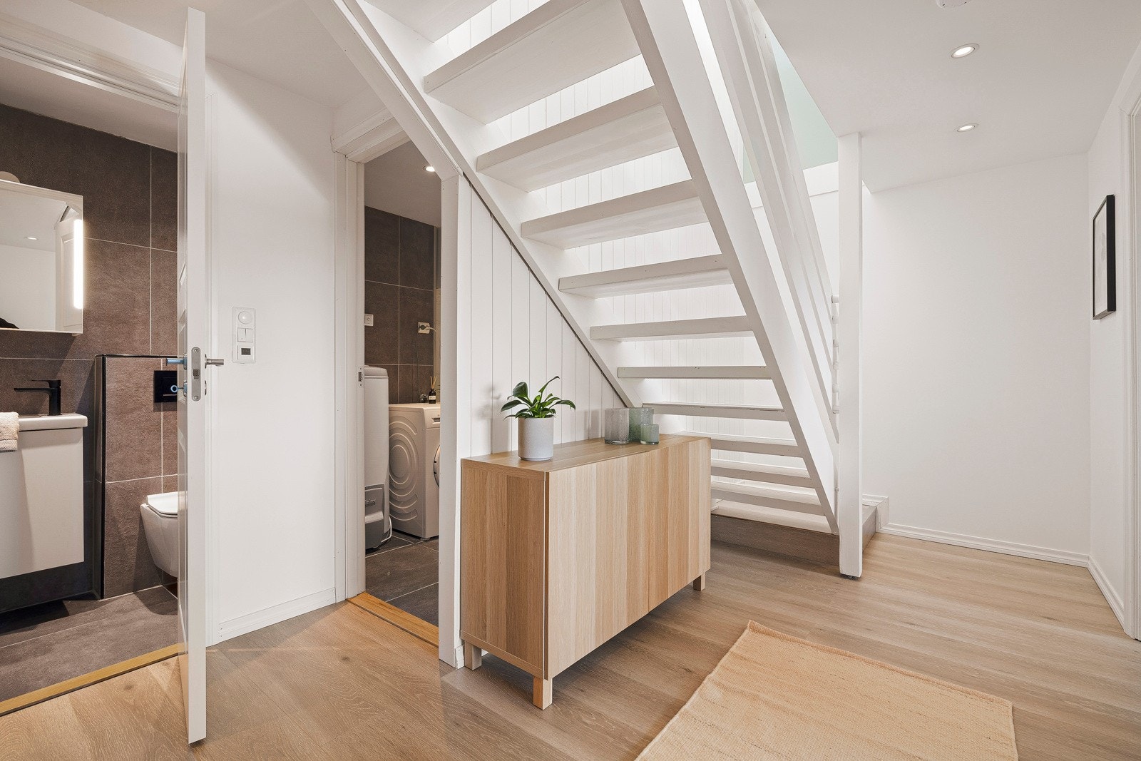 - Underetasjen består av toalett, bad, vaskerom og 3 soverom - Galleribilde