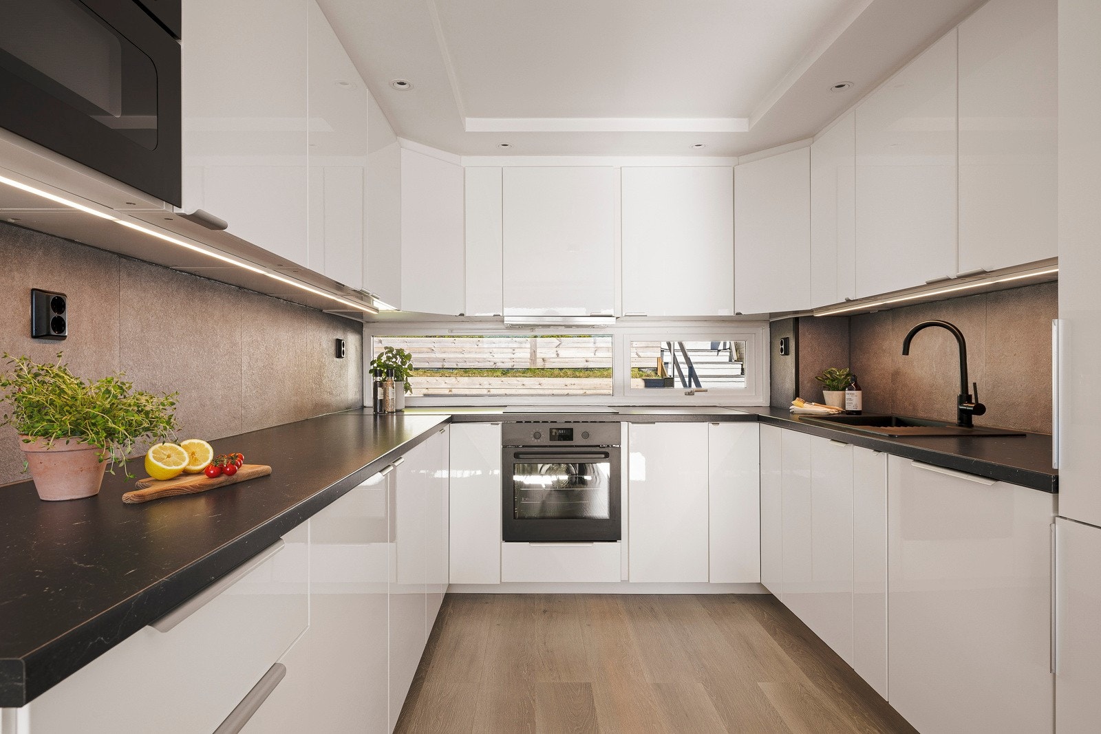 - Kjøkkenet har god skap- og benkeplass som gir et godt kjøkken for den som er glad i å lage mat - Galleribilde