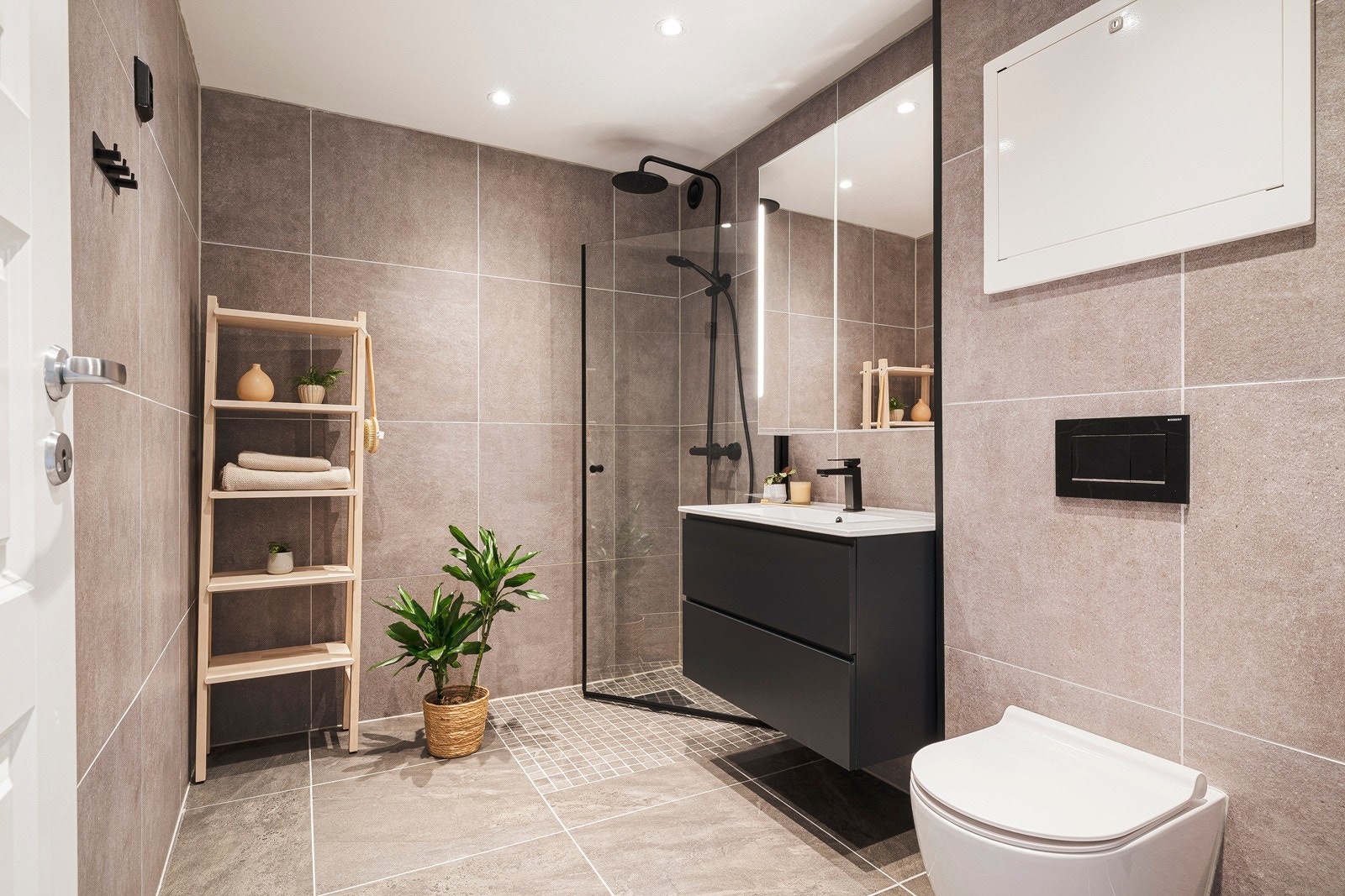 - Badet er romslig på 5,1 kvm og er flislagt i delikate fliser - Galleribilde