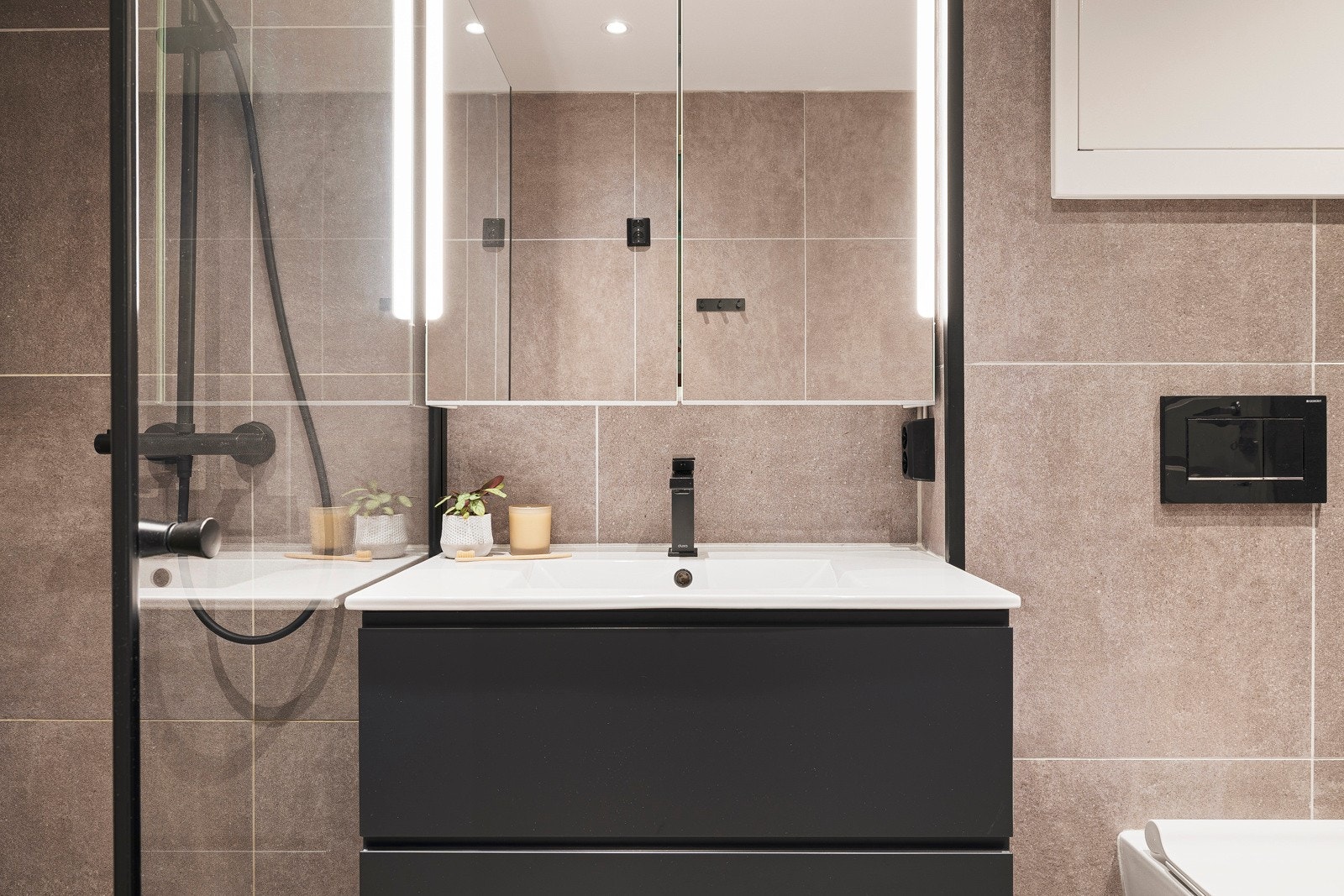 - Badet har plass til ekstra hylleløsning eller stellebord - Galleribilde