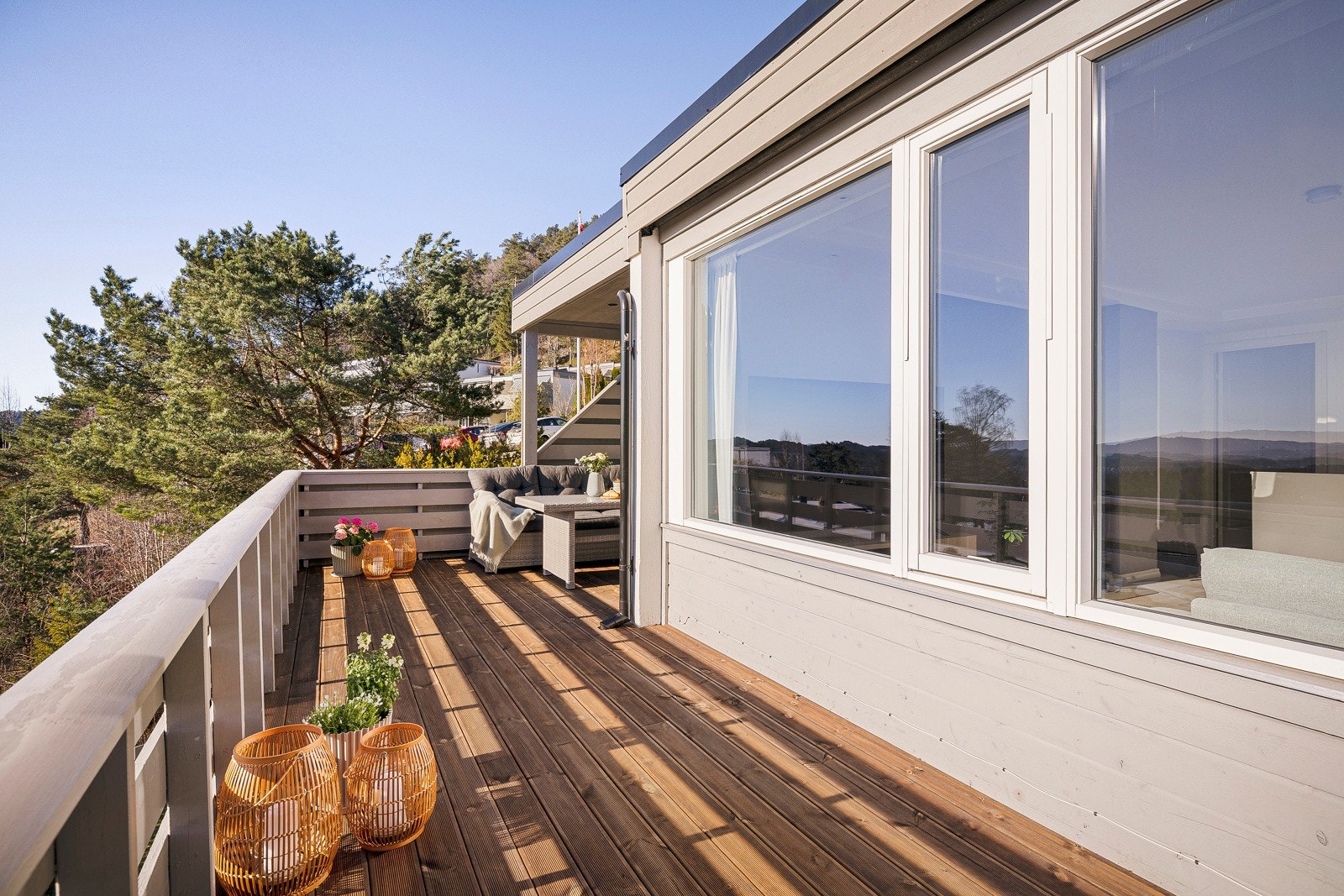 - Det er plass til flere sittegrupper og grill - Galleribilde