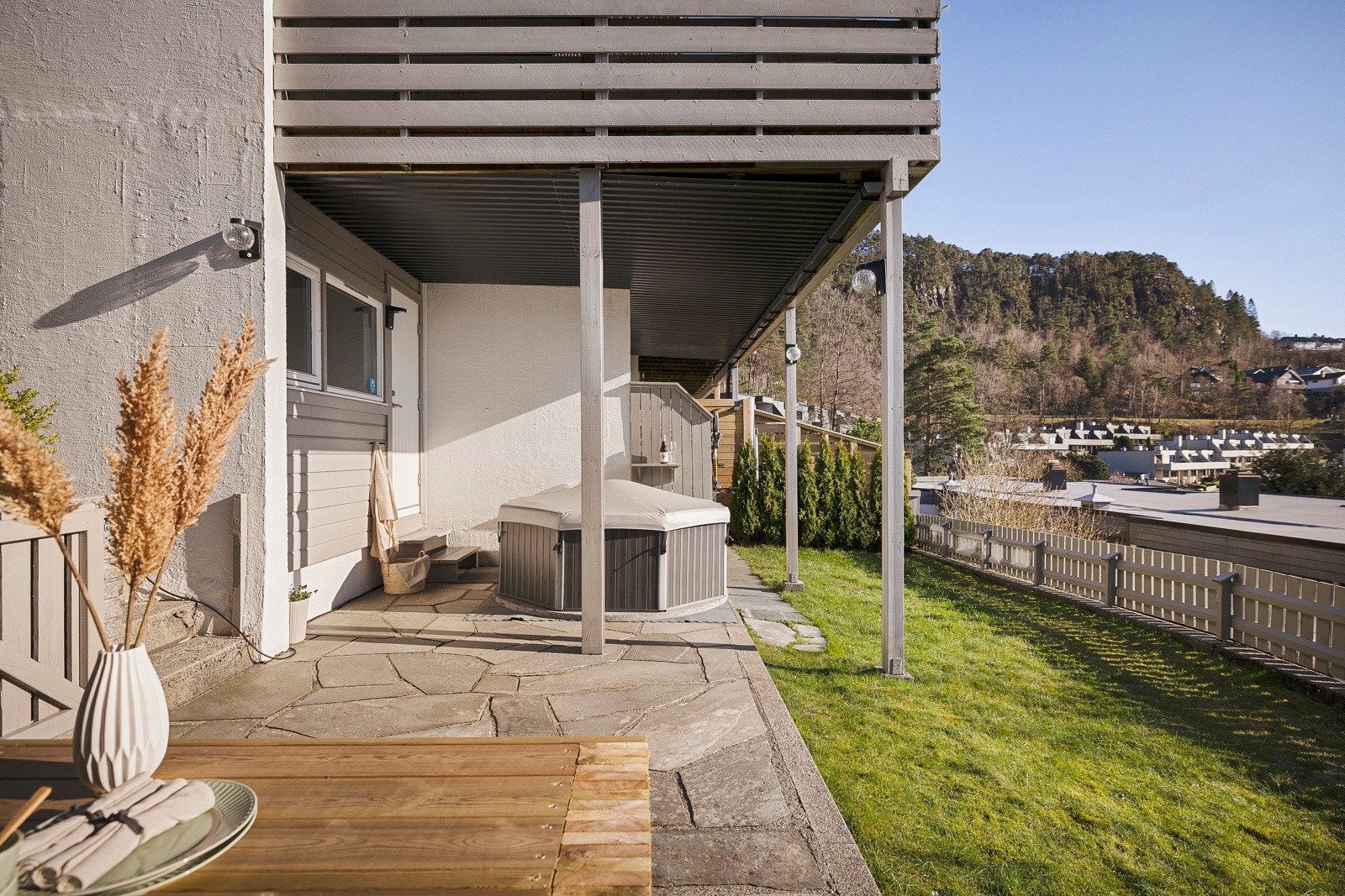 - På dekket er det plass til sittegruppe og annet ønsket møblement i tillegg til den praktiske vedoppbevaringen - Galleribilde