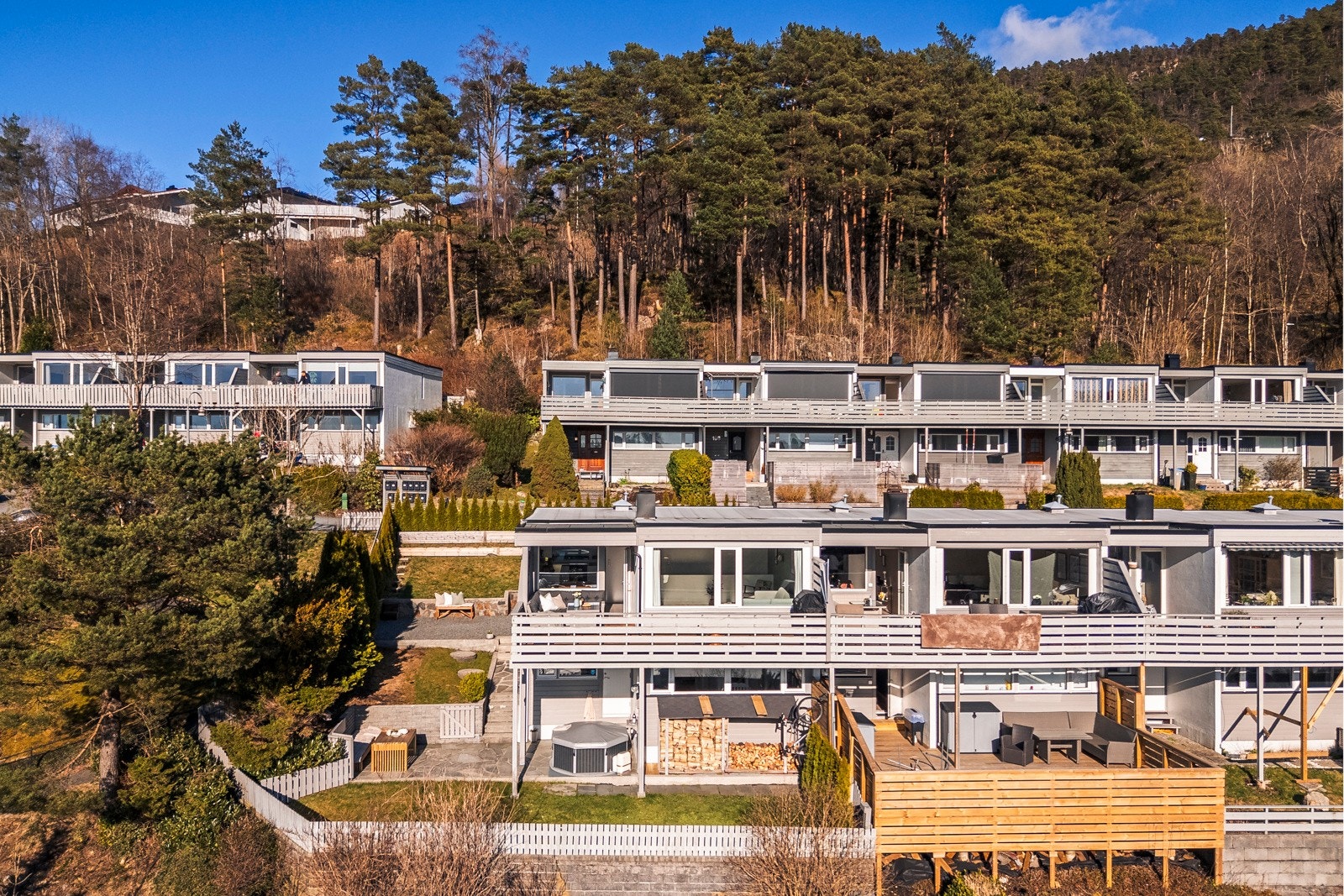 - Uteområdene har sørvestvendt beliggenhet som gir gode solforhold og flott utsikt over nærområdet og fjell - Galleribilde