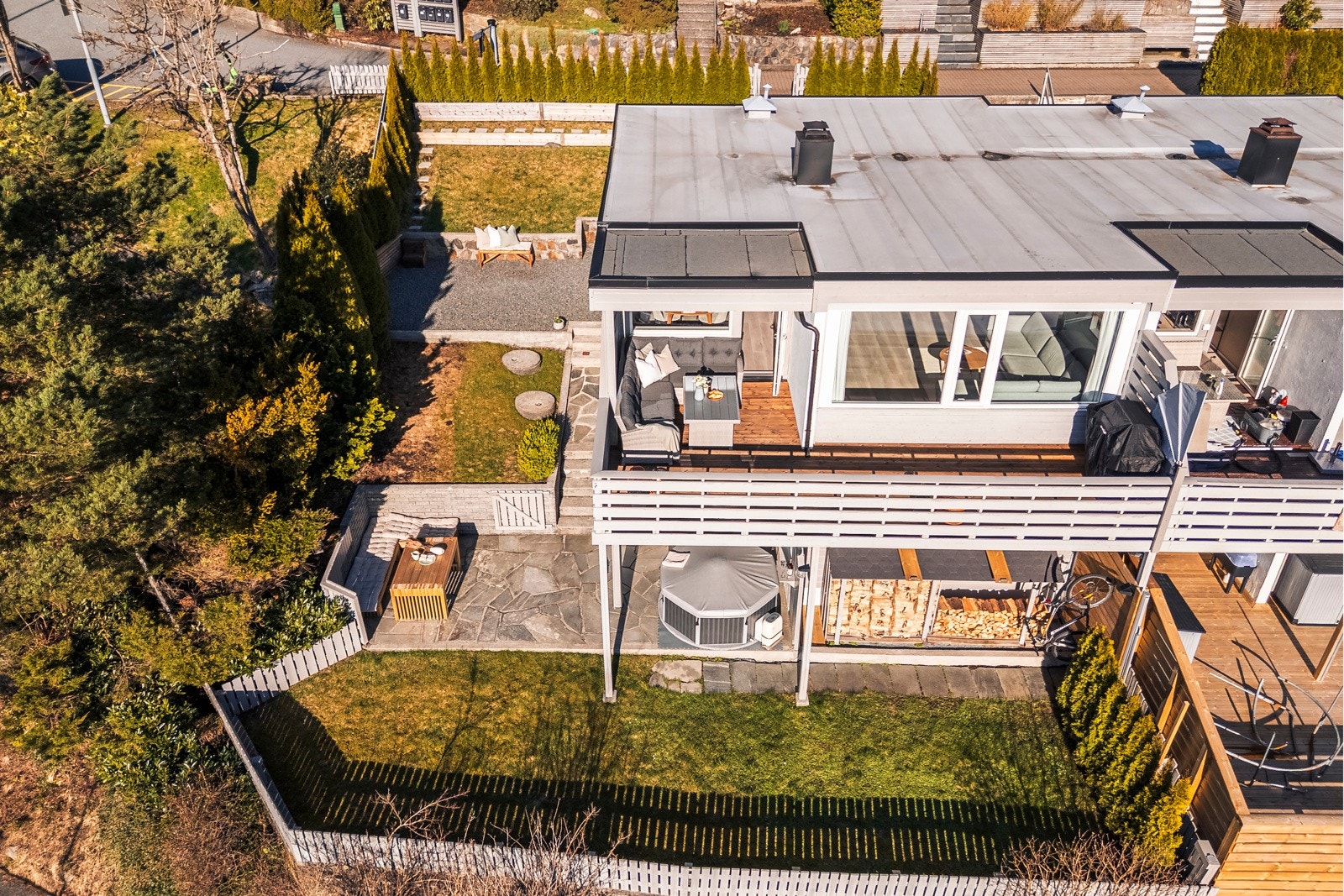 - Langs huset går det trapp opp til boligens inngangsparti - Galleribilde