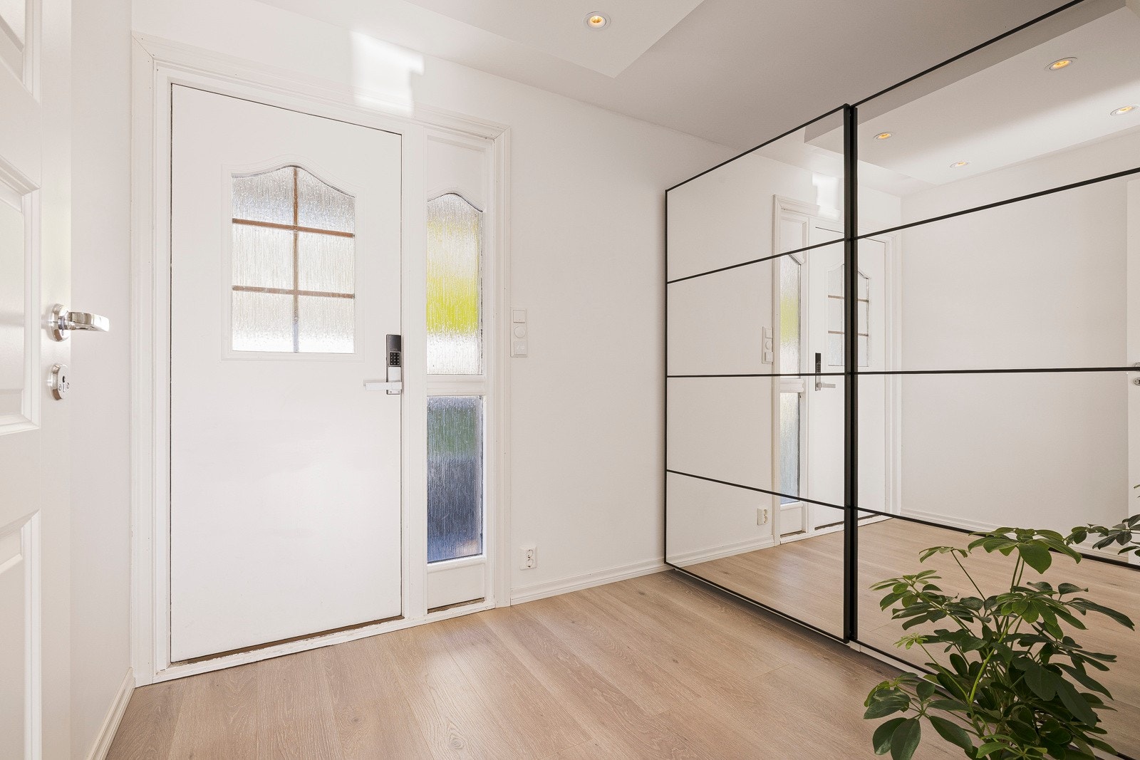 - Romslig entré på 6,1 kvm med varmefolie som gir deg en lun velkomst samtidig som vann fra våte sko tørker opp - Galleribilde