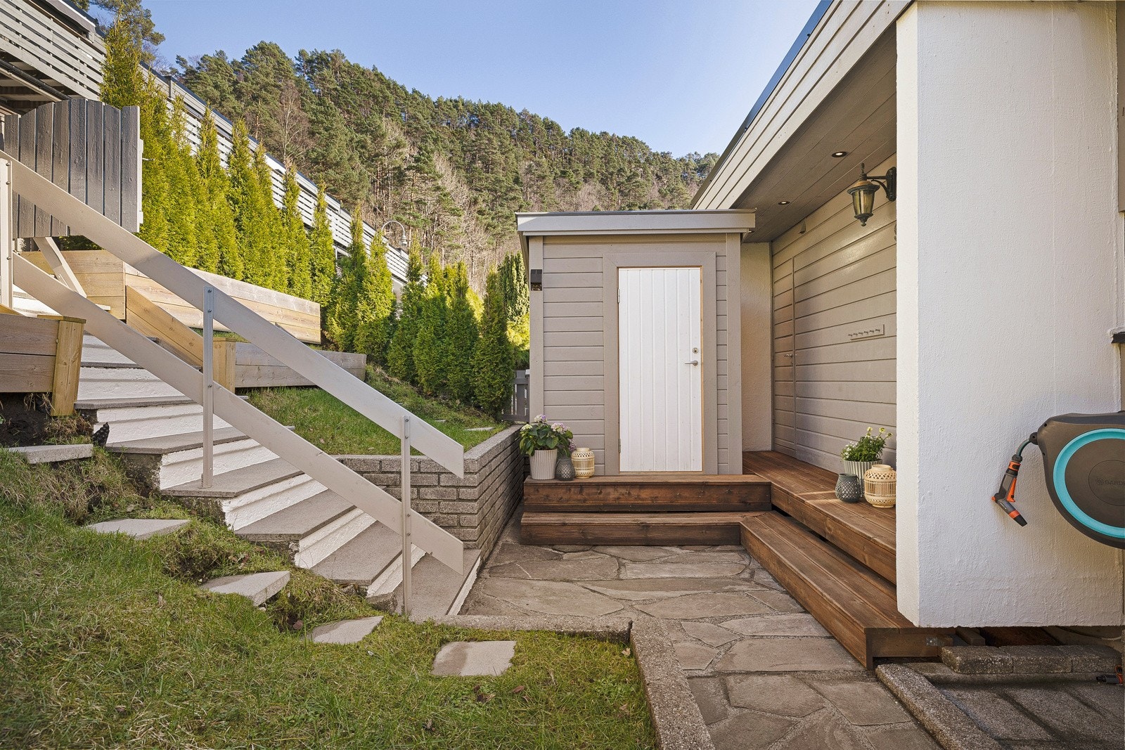 - Boligen har også to utvendig boder med god oppbevaringsplass - Galleribilde