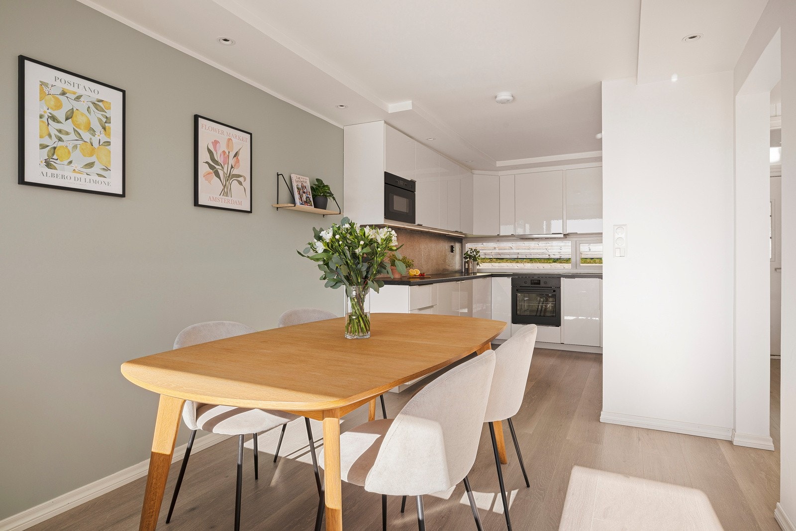 - Kjøkkenet er på 17,4 kvm og har innredning fra Ikea - Galleribilde