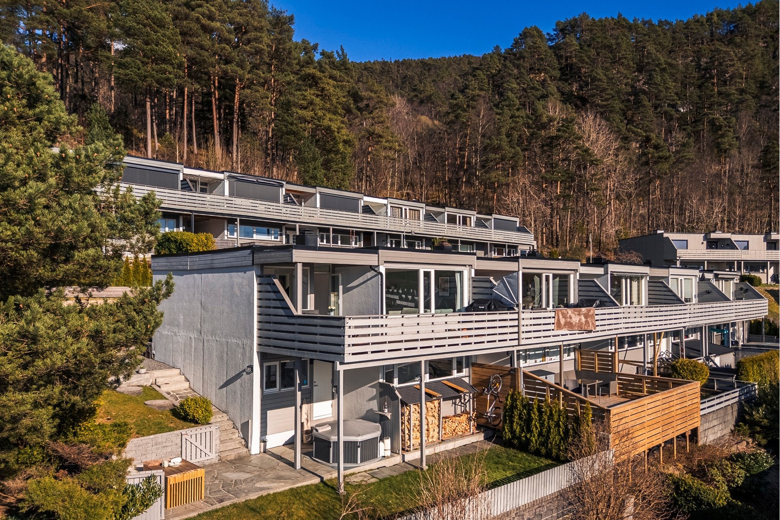 - Borettslaget har 26 garasjer som tildeles etter ansiennitet (pt 450 kr/mnd), og ca 78 parkeringsplasser spredd i borettslaget - Galleribilde