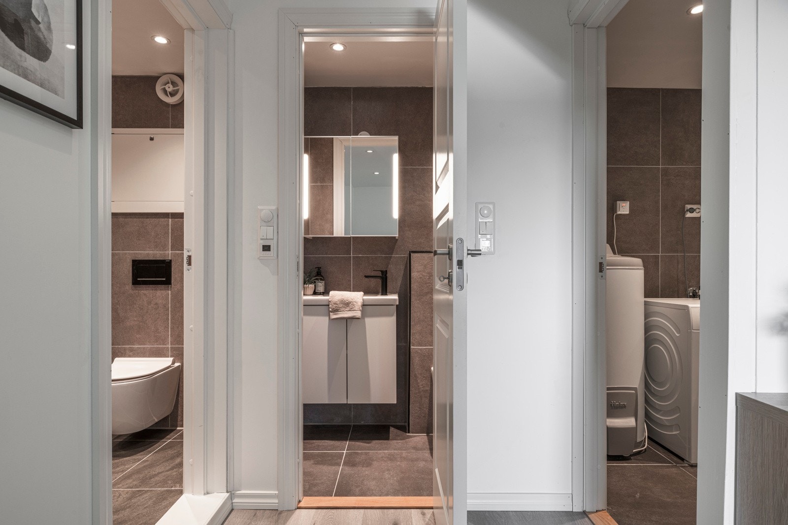 - Mellom bad og vaskerom finner vi et pent og helfliset toalettrom fra 2021 - Galleribilde