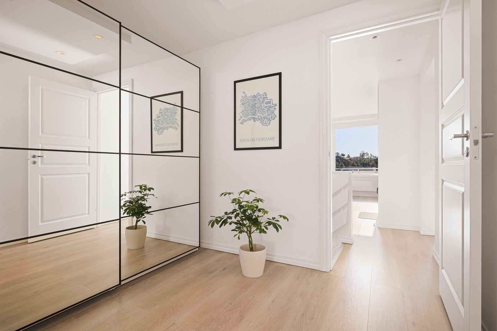 - Stor skyvedørsgarderobe som strekker seg nesten fra gulv til tak. Her er det god plass til yttertøy og sko - Galleribilde