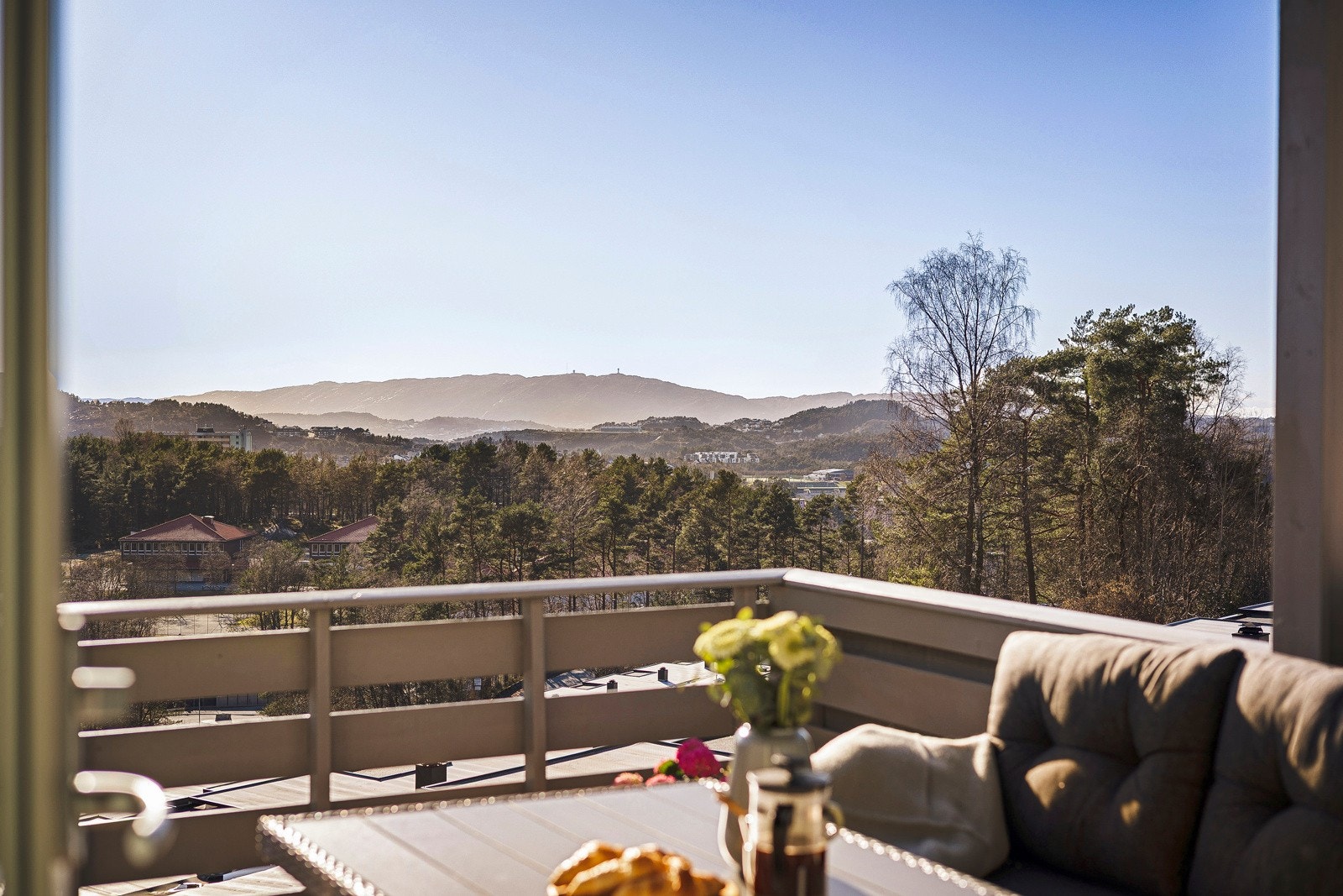 - Kan nevnes at buss nr. 5 og 15 har stoppested like i nærheten - Galleribilde