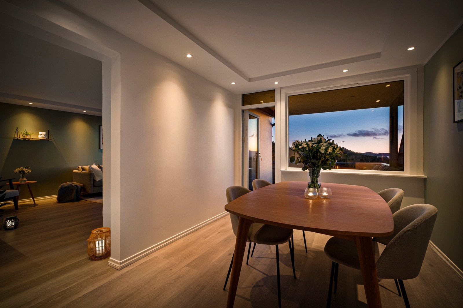 - Ved kjøkkenet er det plass til en romslig spisestue - Galleribilde