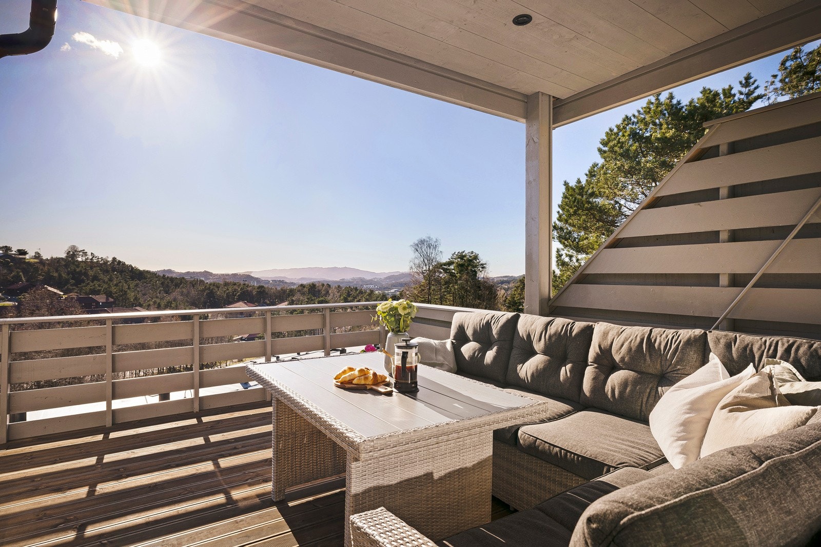 - Du har flott utsikt over nærområdet og fjell, samt gode solforhold - Galleribilde