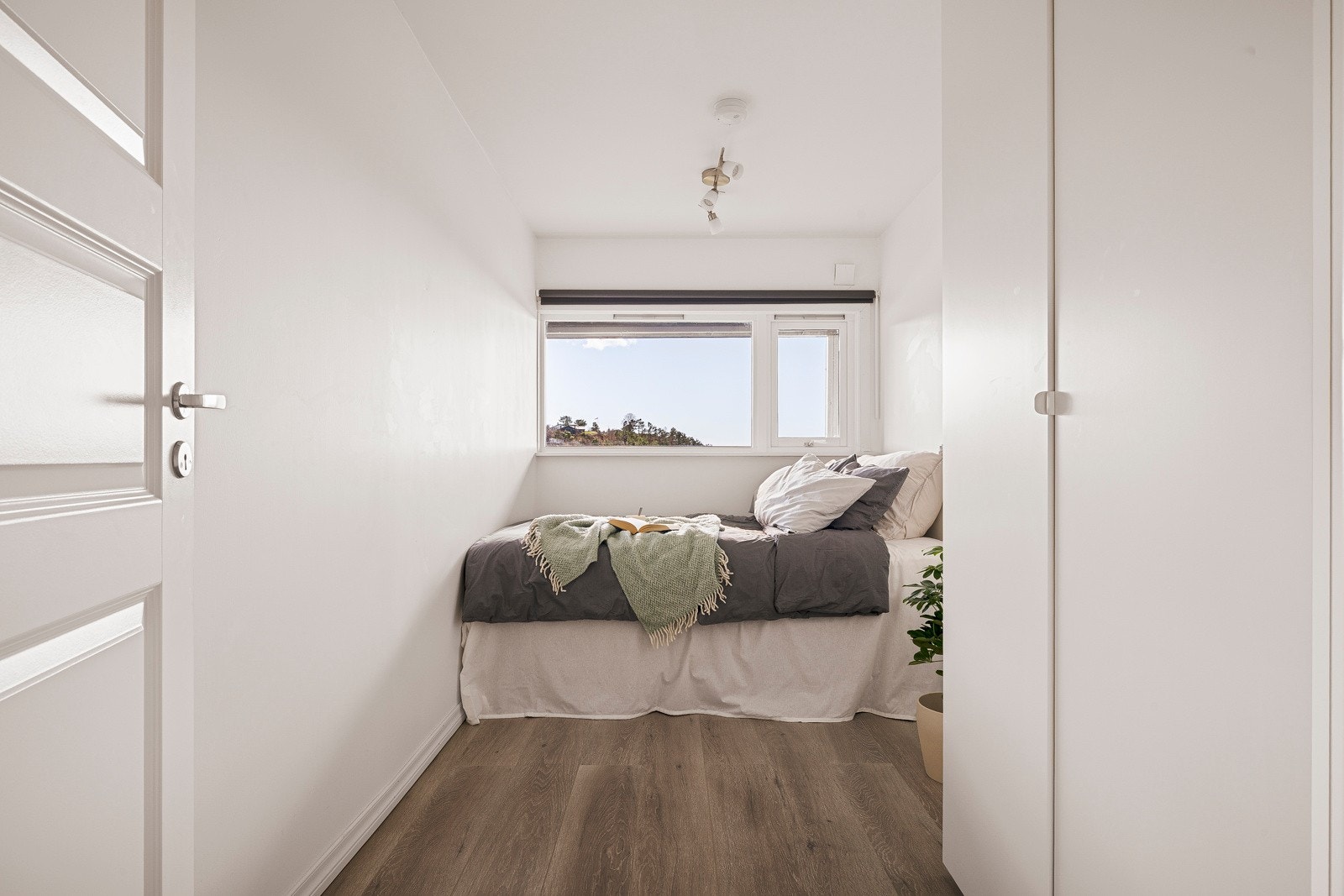 - Rommene har plass til både seng, garderobeskap og skrivebord - Galleribilde