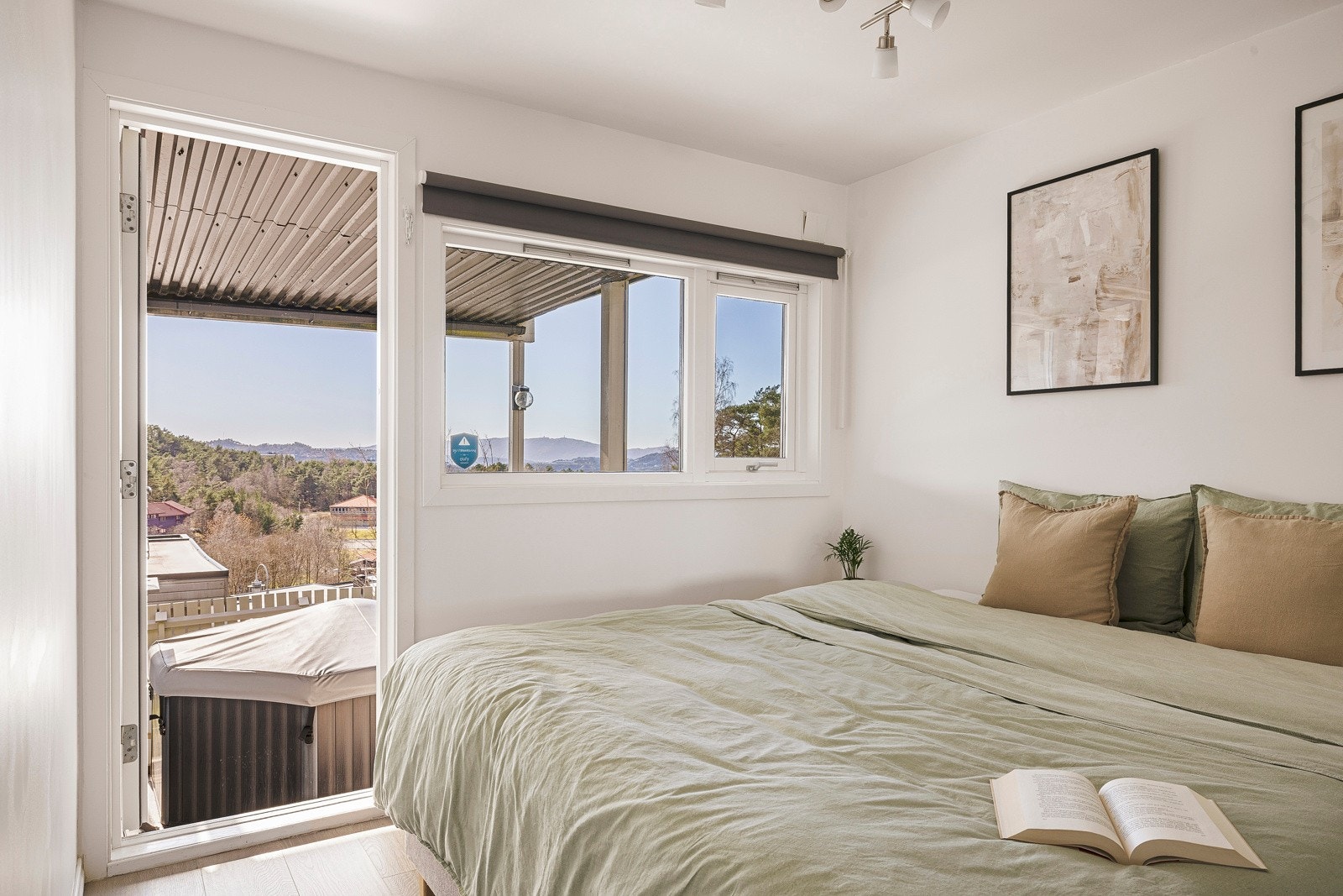 - Her har du utgang til et fint skiferdekke som fører videre til hagen - Galleribilde