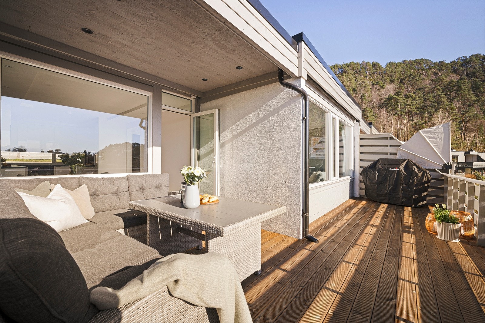 - Her har du også utgang til en sørvestvendt terrasse på 21 kvm - Galleribilde