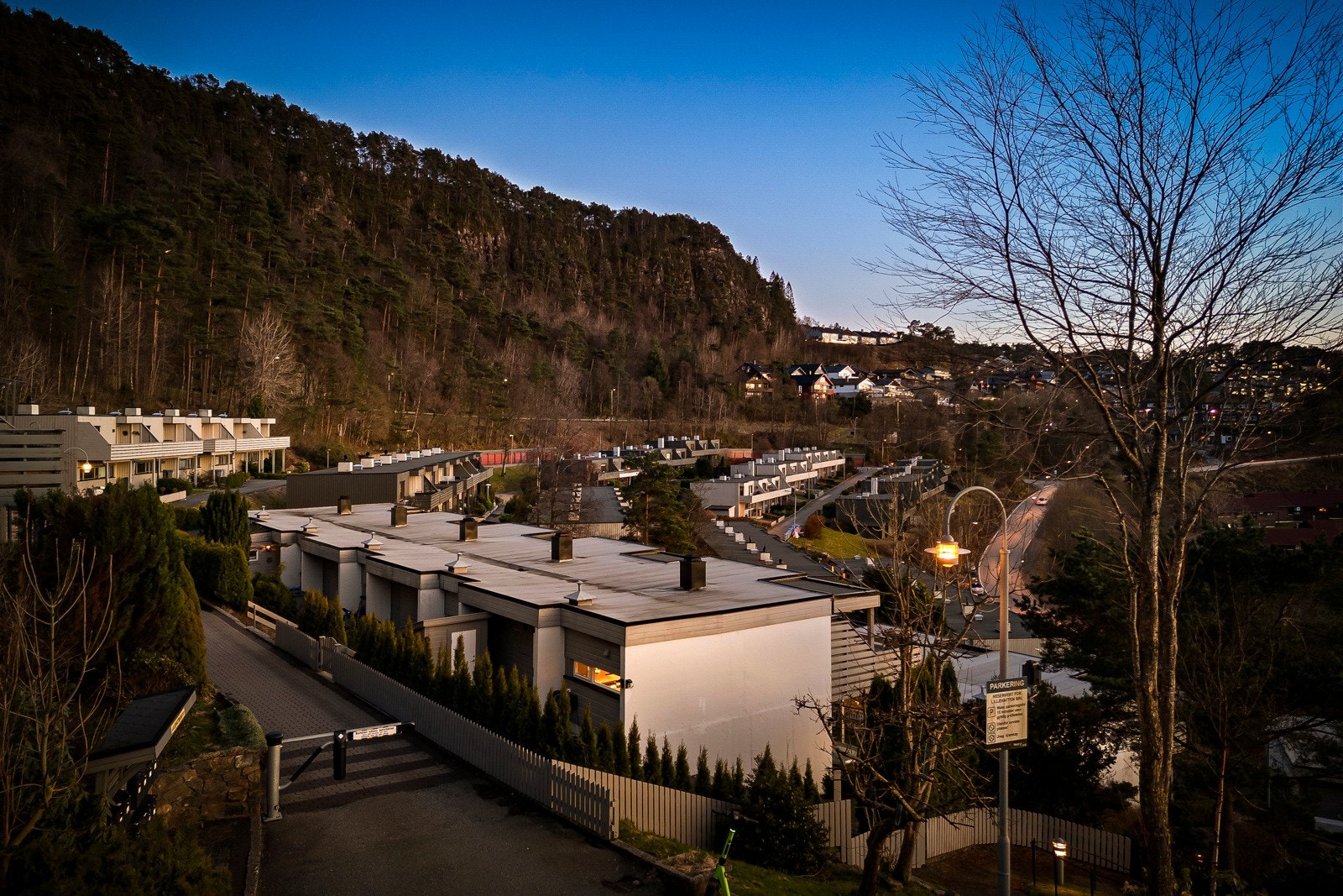 - Borettslaget har to lekeplasser. Det er også grusbane og basketkorger ved garasjene - Galleribilde