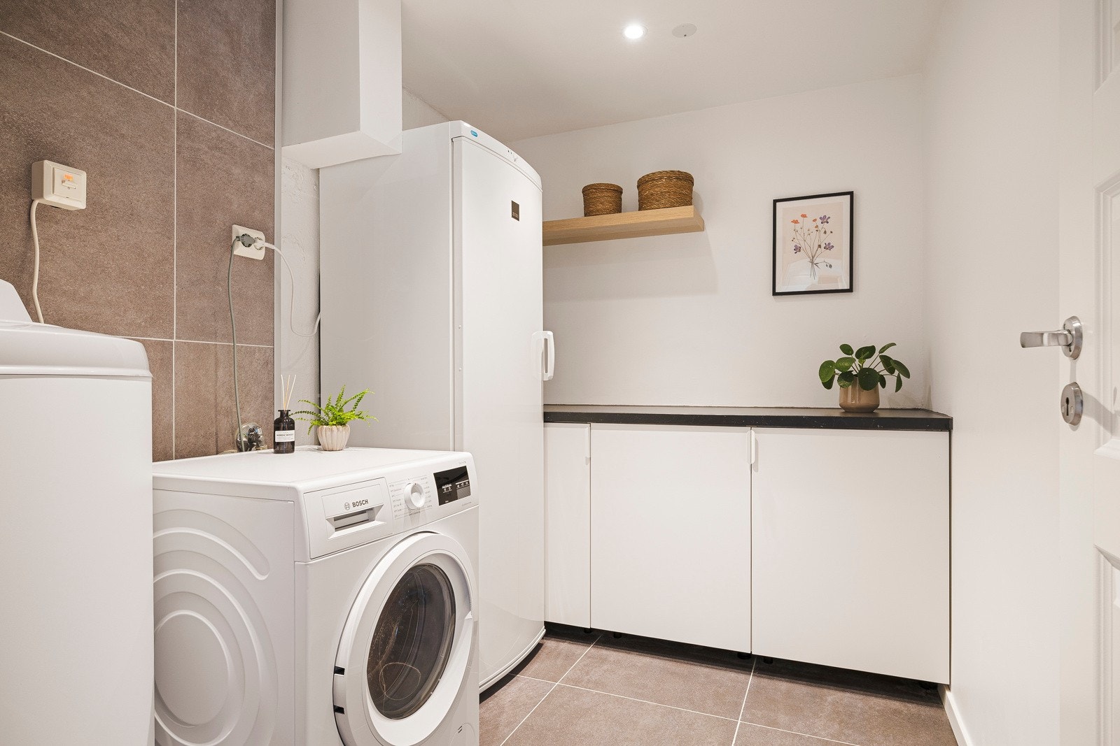 - Vaskerommet er innredet med varmtvannsbereder, opplegg for vaskemaskin, samt praktisk innredning for oppbevaring og et perfekt sted å brette klær - Galleribilde