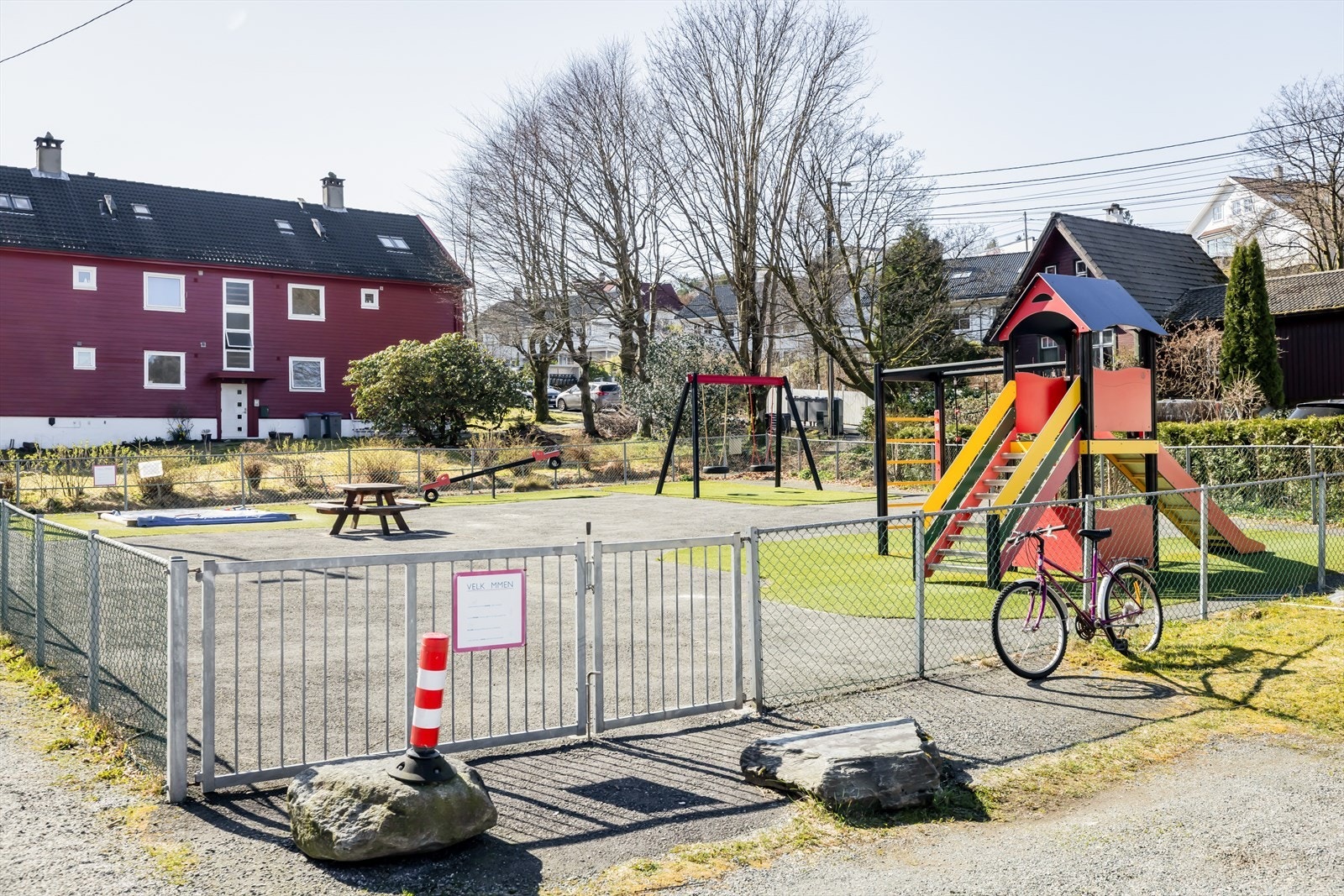 Barnevennlig område med barnehage og lekeplass like i nærheten. Galleribilde