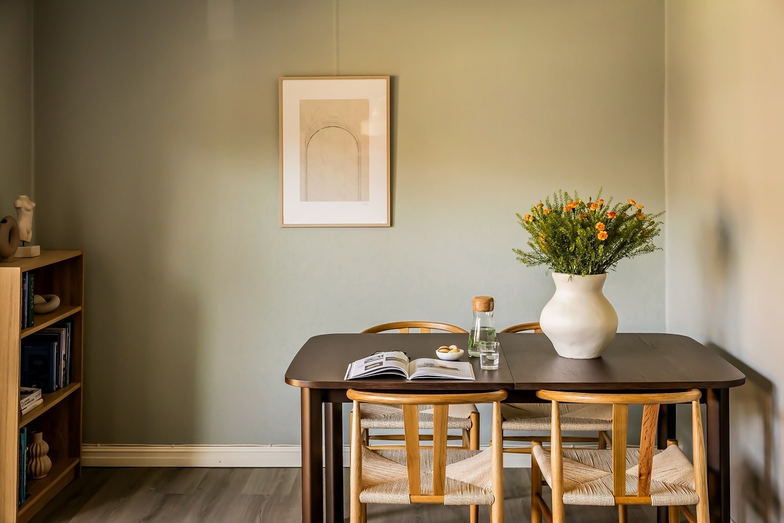 Stuen har en fin planløsning og er naturlig inndelt i soner. Galleribilde