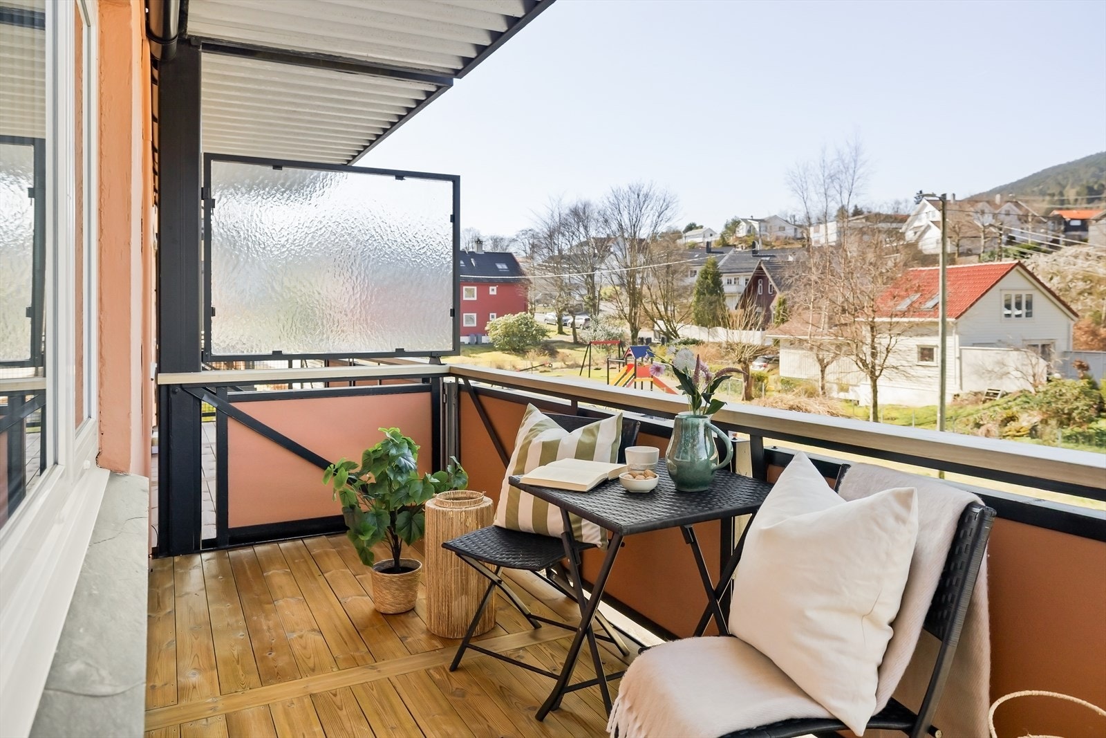 Stor, overbygget balkong med fine utsynsforhold over nærområdet. Galleribilde