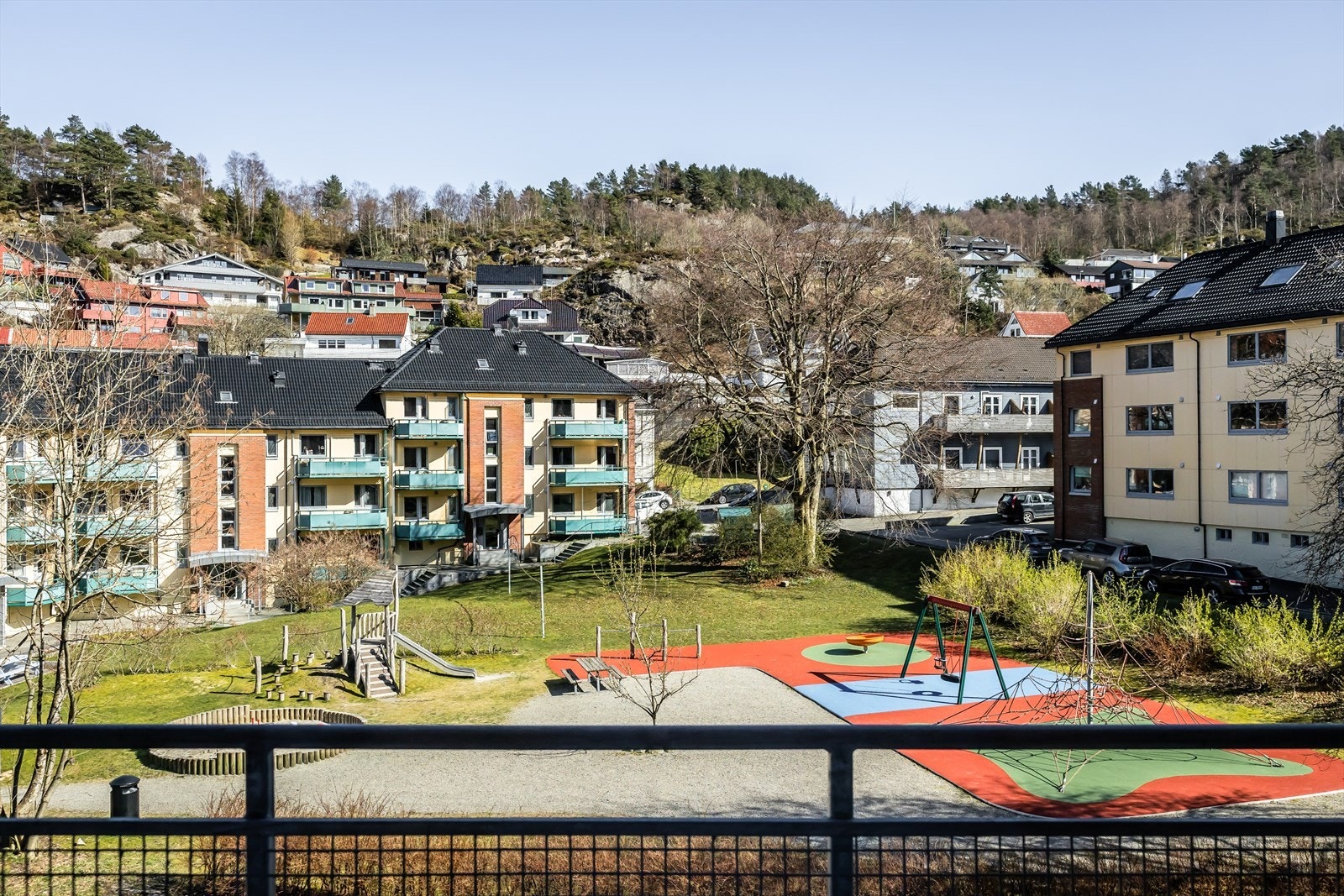 Fine utsynsforhold mot lekeplass. Ideelt sted når barnebarna er på besøk. Galleribilde