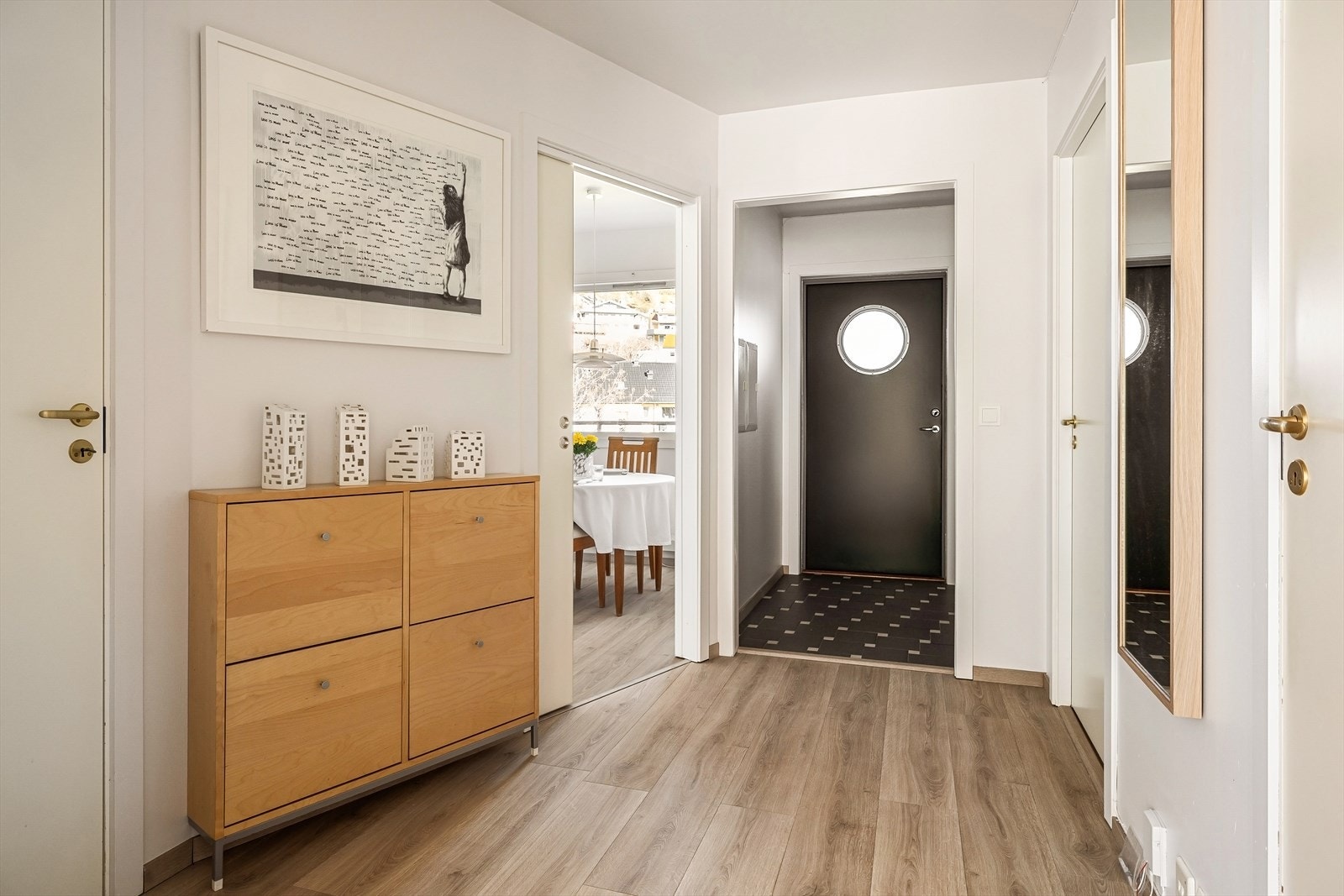Pen og forseggjort leilighet med et trivelig inngangsparti. Galleribilde