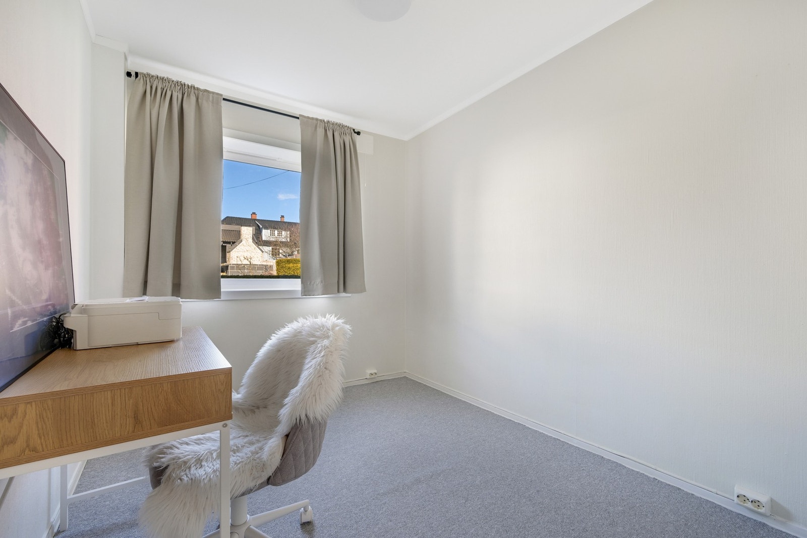 Det andre soverommet med nylig malt opp og fått nytt gulvteppe Galleribilde