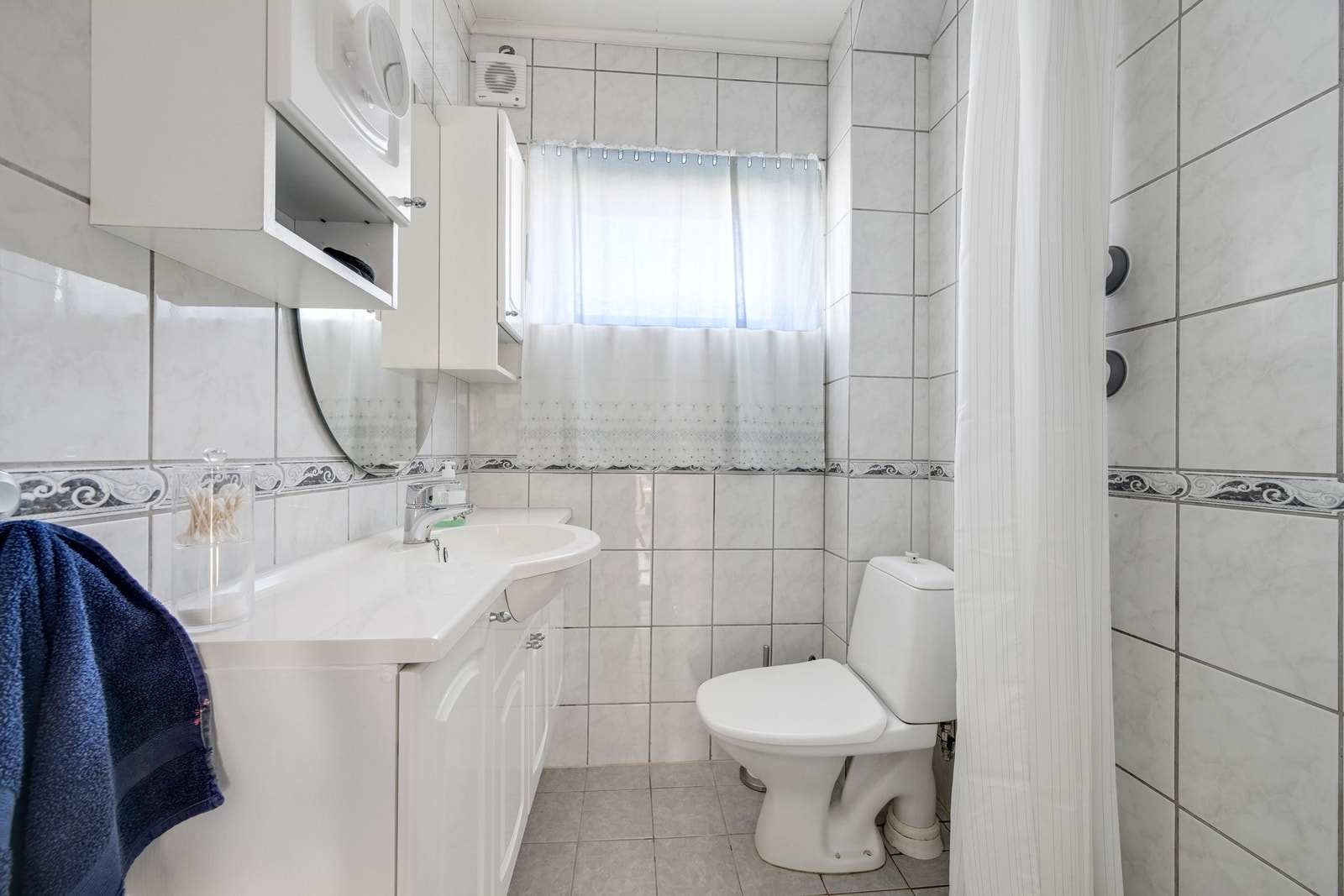 Bad med fliser på gulv og vegger. Galleribilde