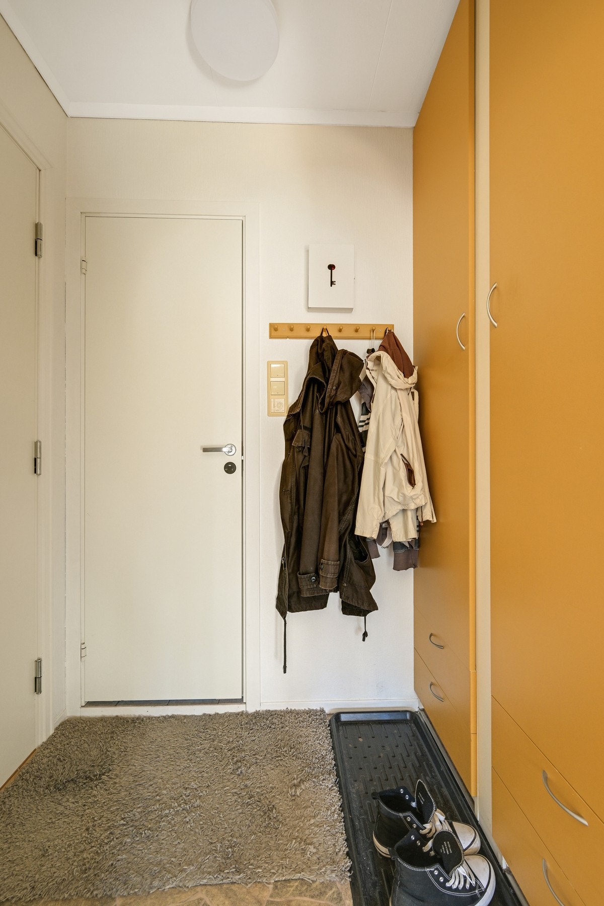 I entreen er det god plass for å henge ifra seg yttertøyet Galleribilde