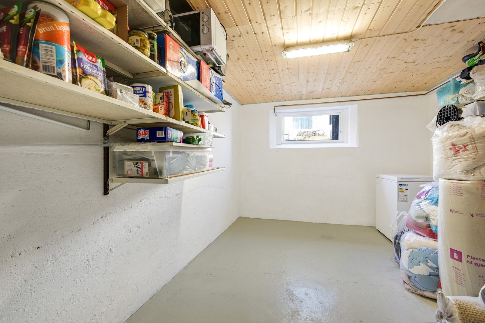 Til leiligheten følger det en svært romslig bod i kjelleren Galleribilde