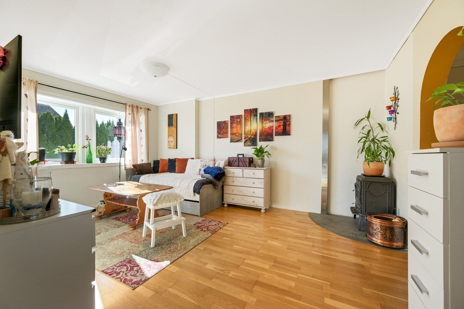 Lyst og luftig stue med peisovn Galleribilde