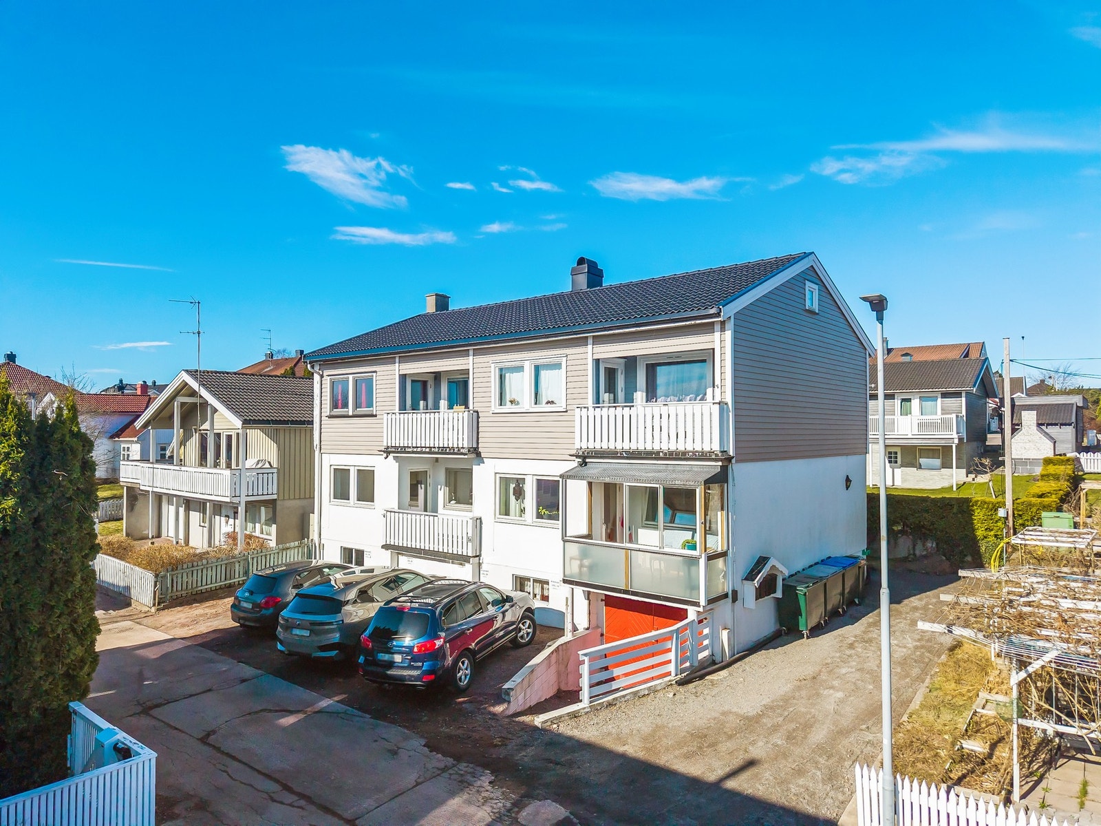 Leiligheten ligger i 1.etasje i en 4-mannsbolig sentralt i Horten. Sameiet har renovert taket i 2024. Galleribilde