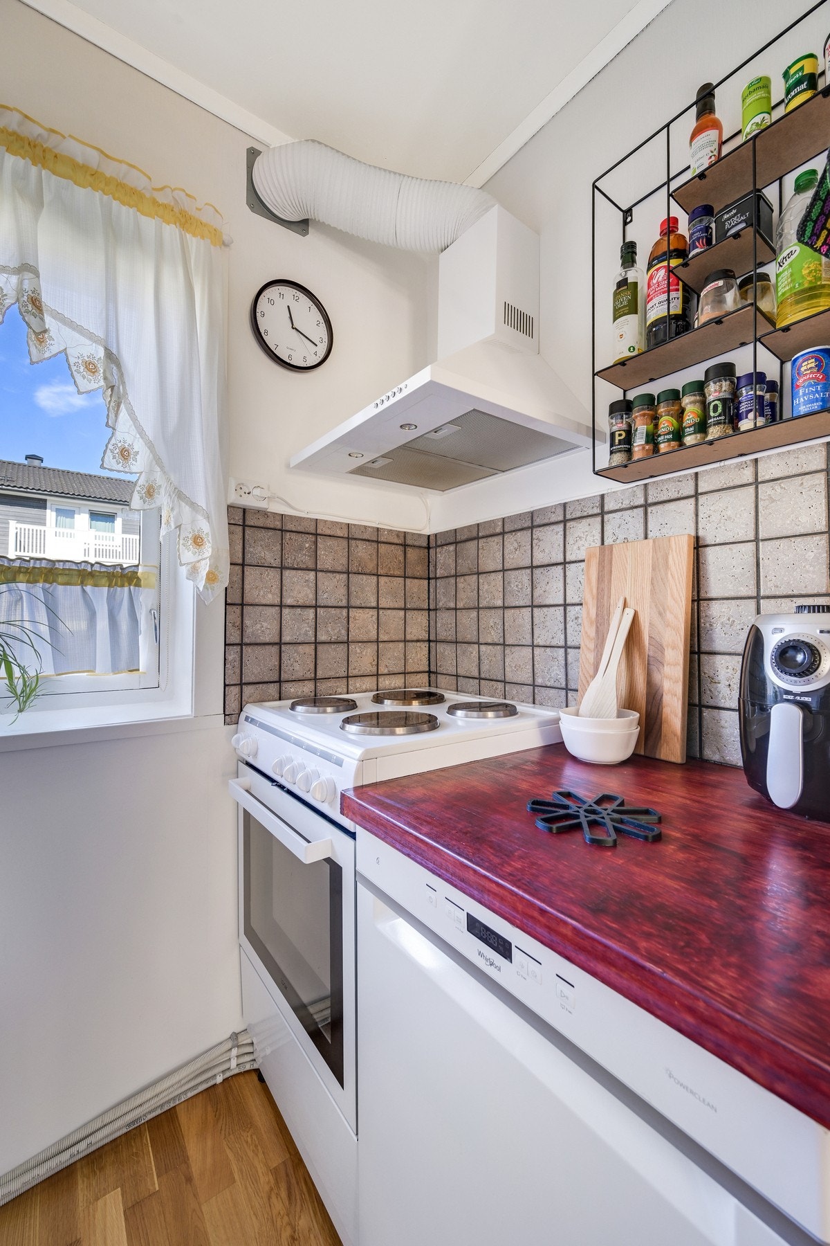 Godt med benkeplass og hvitevarene medfølger. Galleribilde