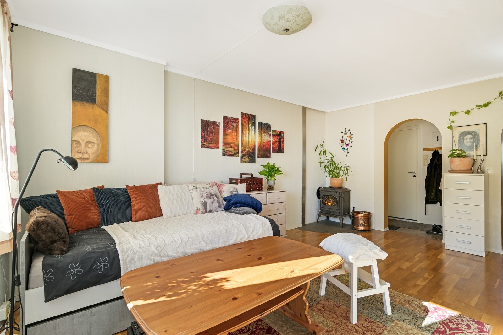 Her ser vi fra stuen mot baderomsdøren i midten av bilde Galleribilde